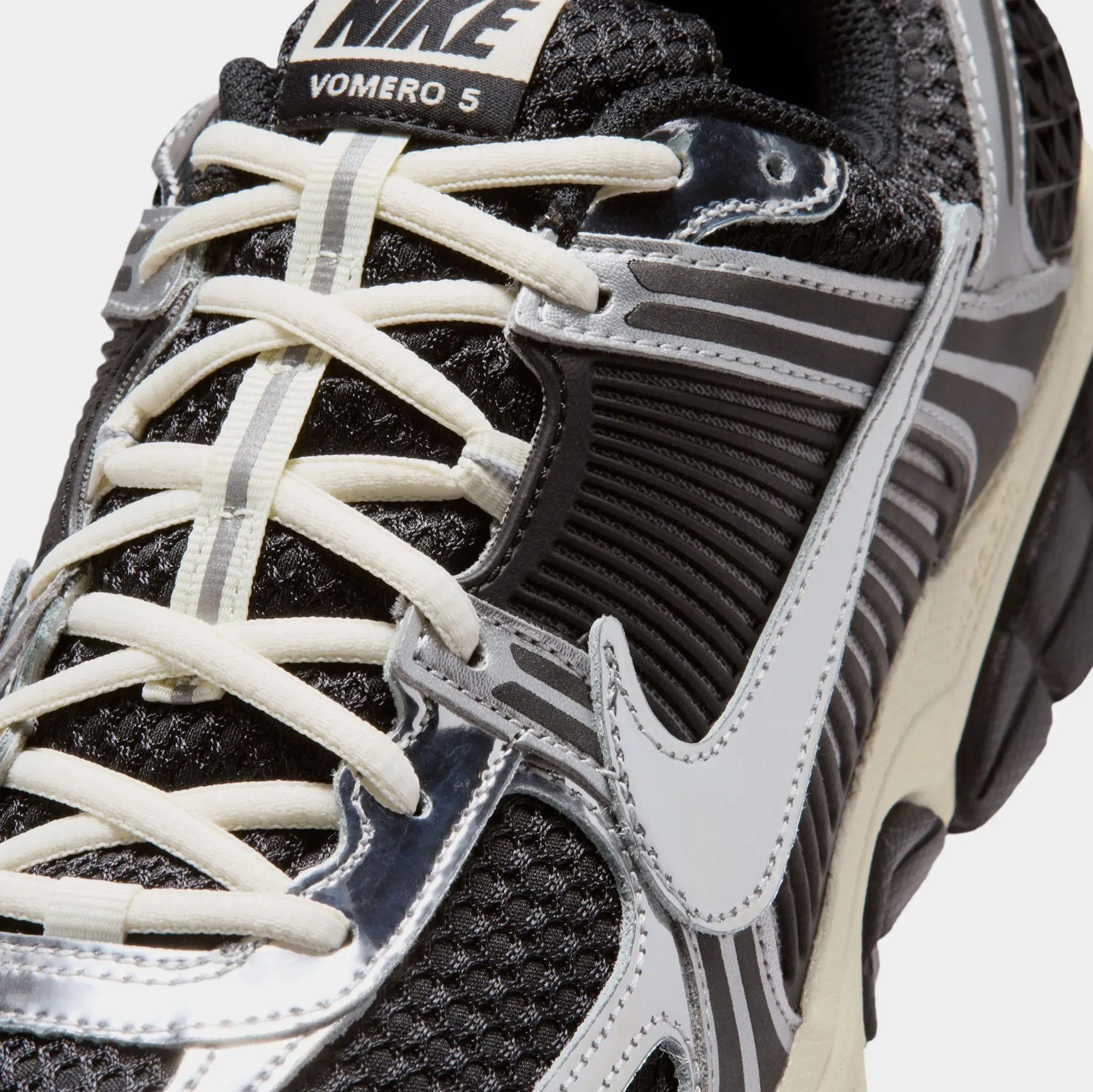 Nike Zoom Vomero 5 Mens Running Shoes (Black/Chrome/Metallic Silver)