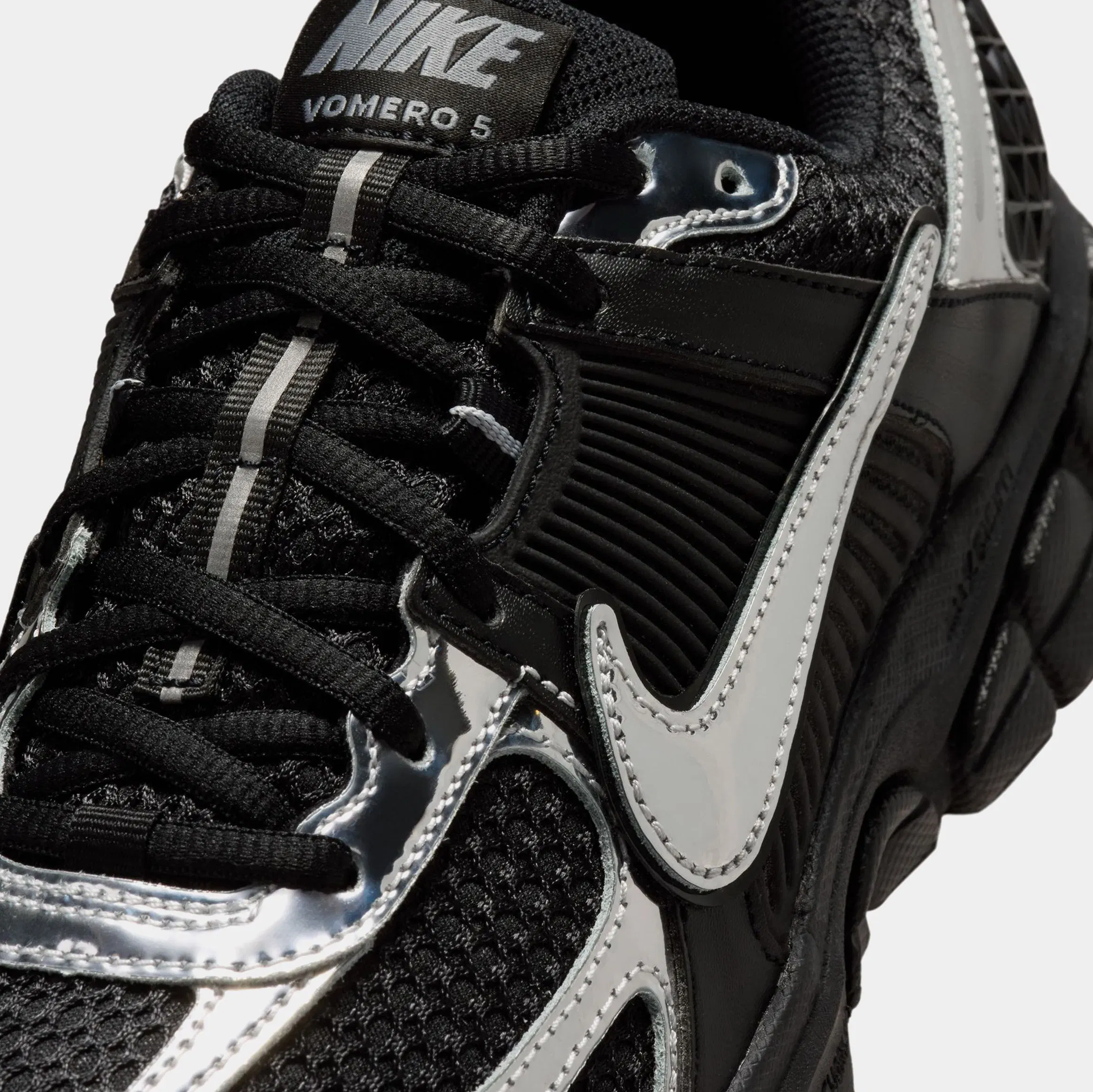 Nike Zoom Vomero 5 Chrome Womens Running Shoes (Black/Cool Grey/White/Metallic Silver)