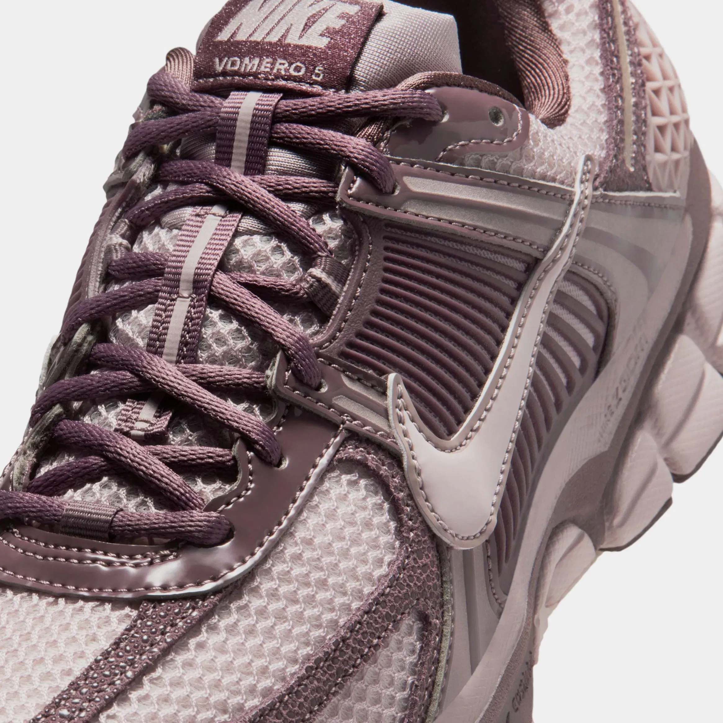 Nike Zoom Vomero 5 Stingray Womens Running Shoes (Tattoo/Particle Rose/Particle Rose)