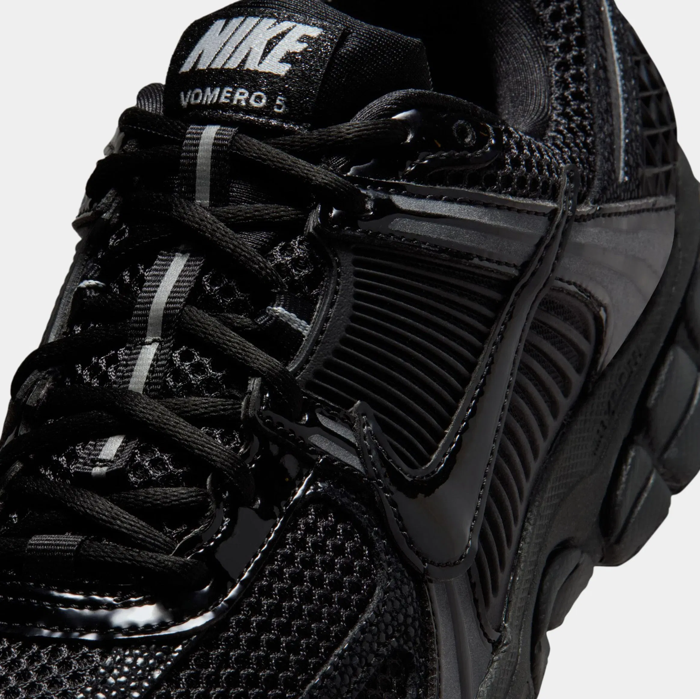 Nike Zoom Vomero 5 Stingray Womens Running Shoes (Black/Black/Metallic Silver/Anthracite)