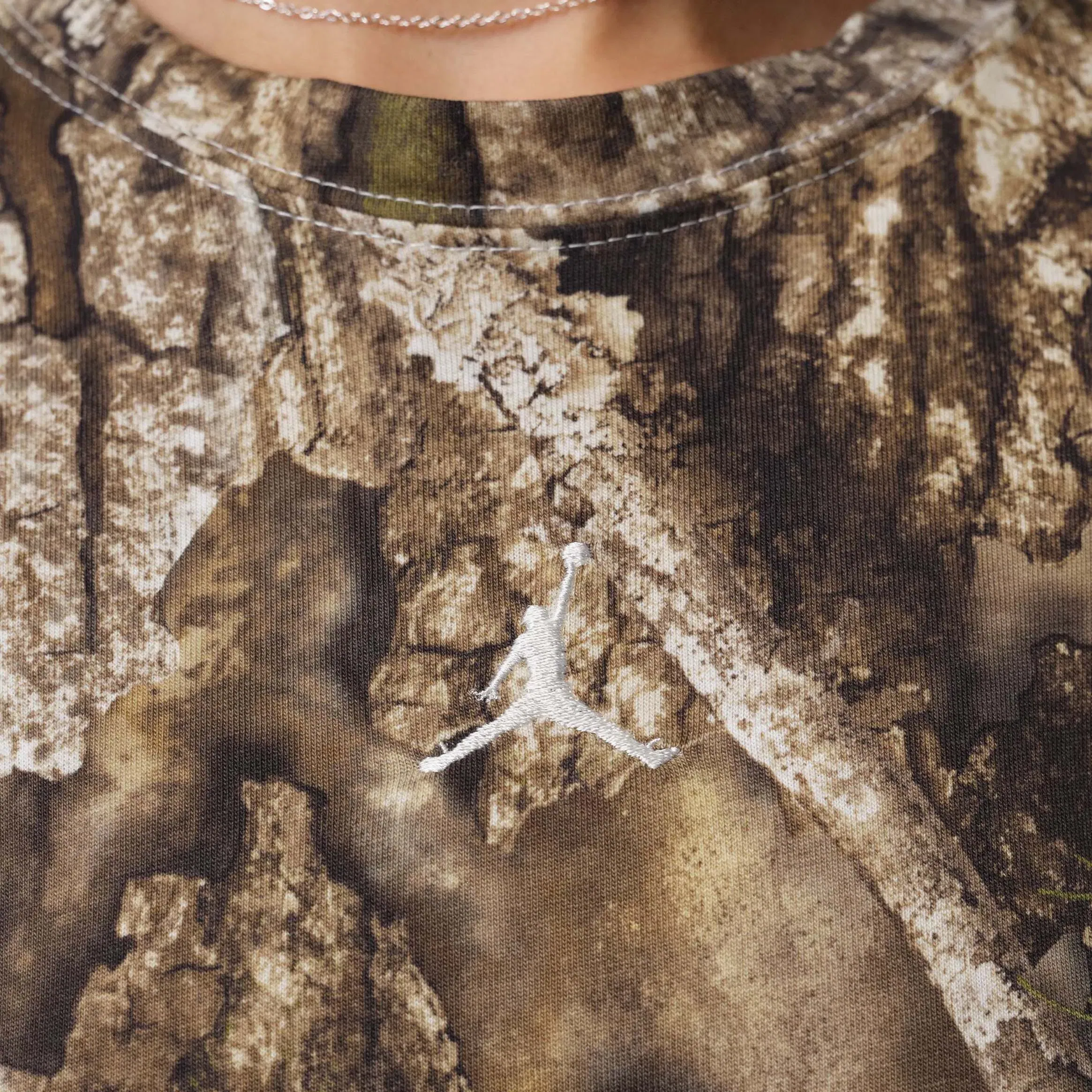 Air Jordan Brooklyn RealTree Womens Short Sleeve Shirt (Sail/Sail)