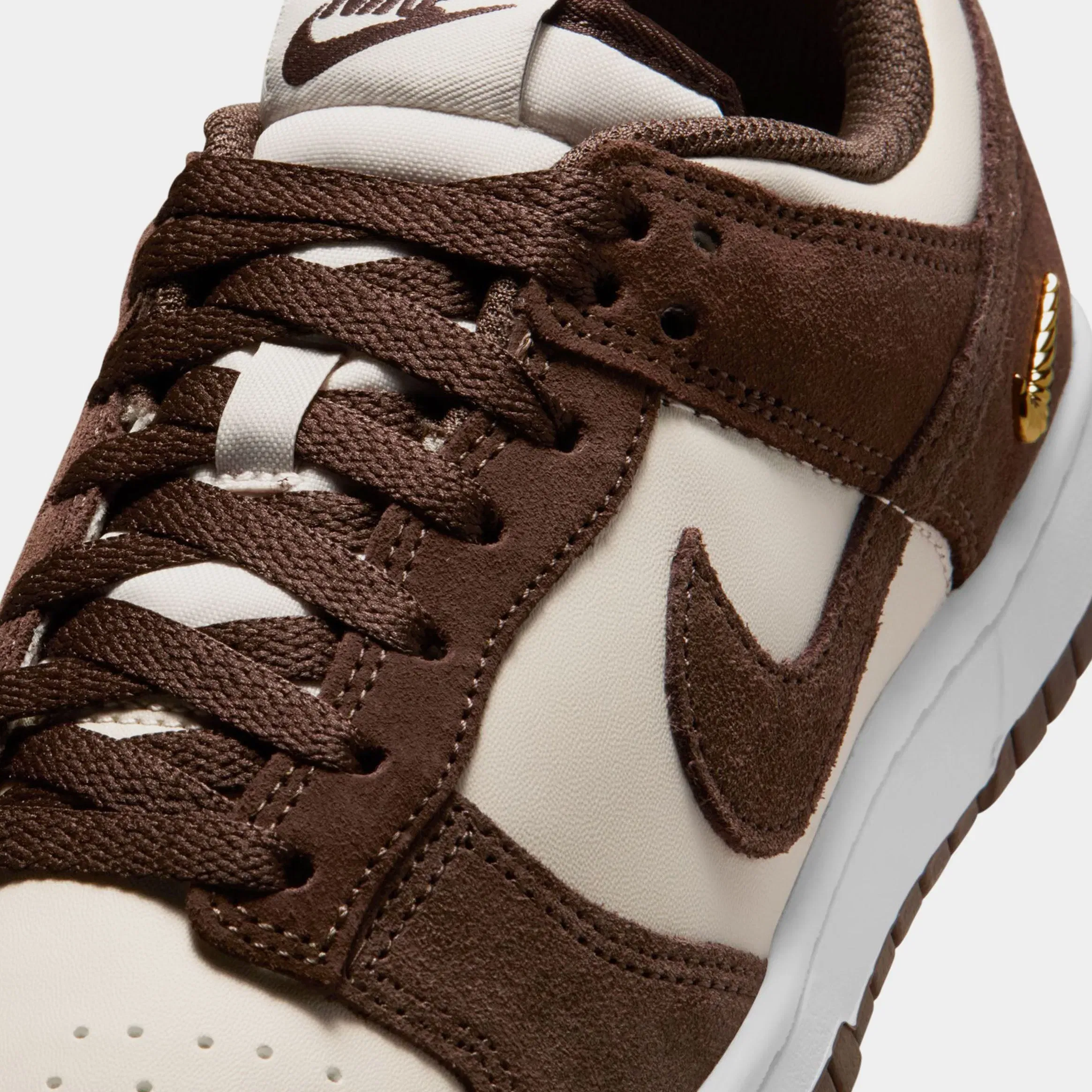 Nike Dunk Low Suede Womens Lifestyle Shoes (Light Orewood Brown/Baroque Brown/White)
