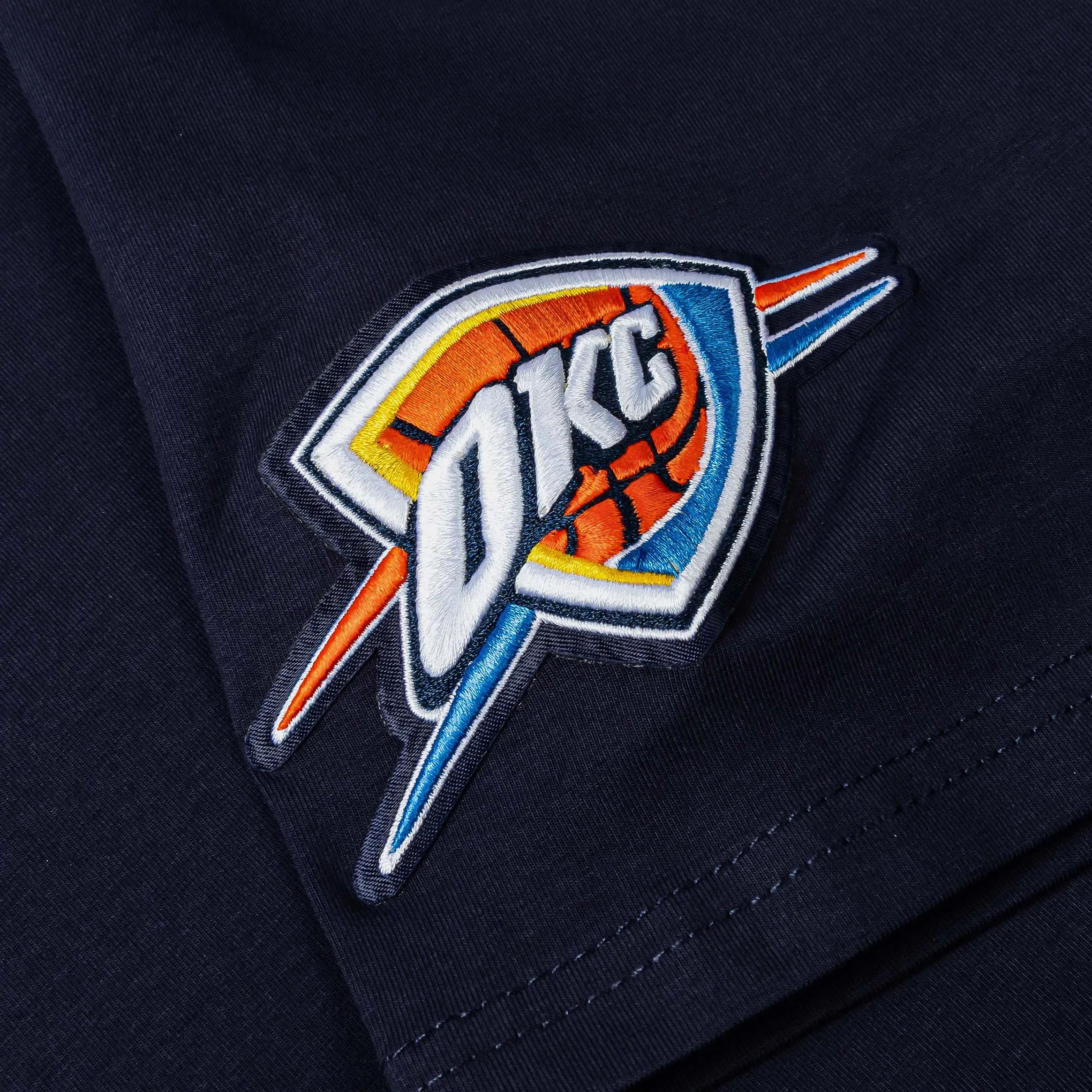 PRO STANDARD Oklahoma City Thunder Mens Short Sleeve Shirt (Navy/White)
