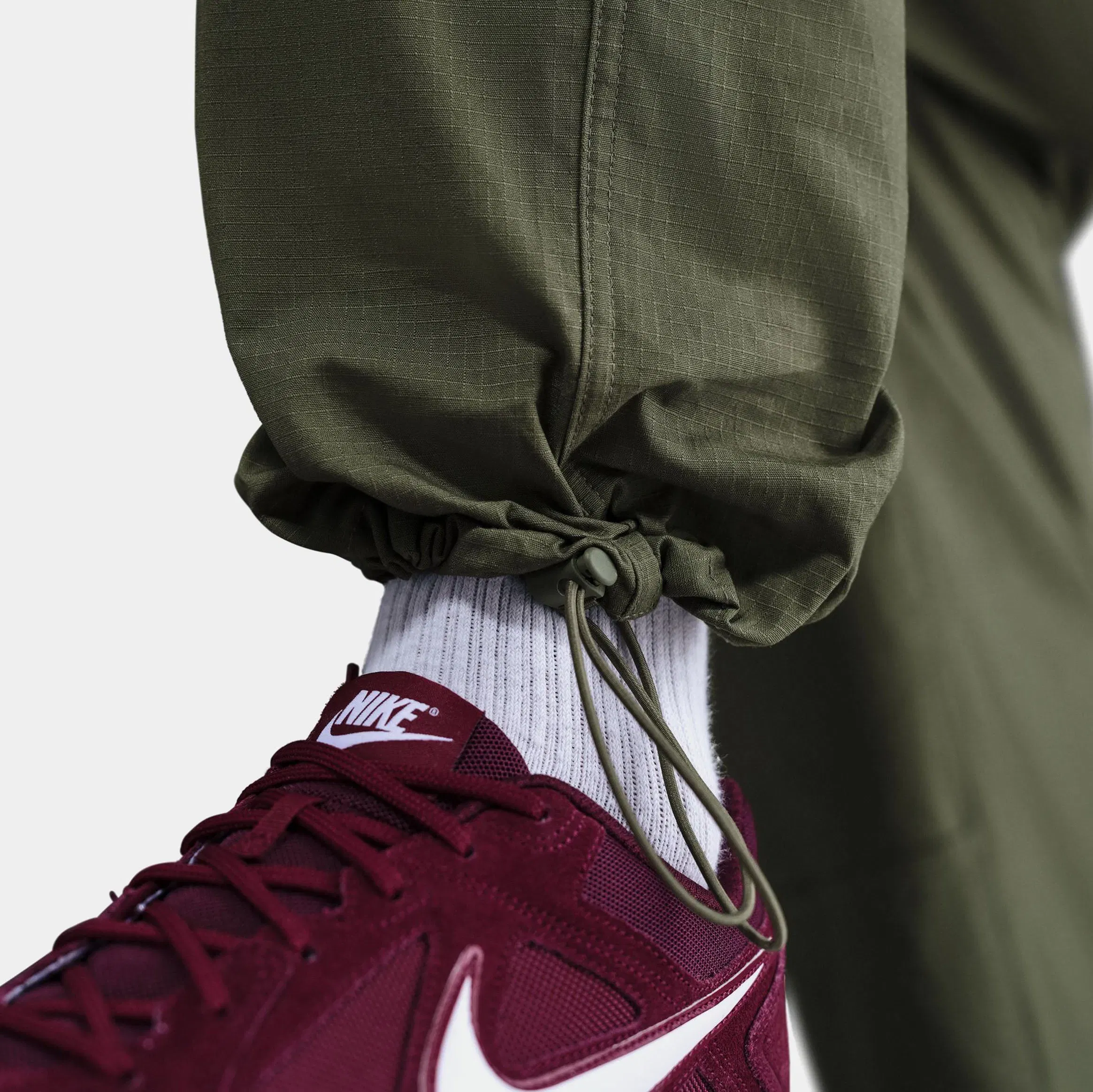 Nike NSW Club Woven Cargo Mens Pants (Medium Olive/White)