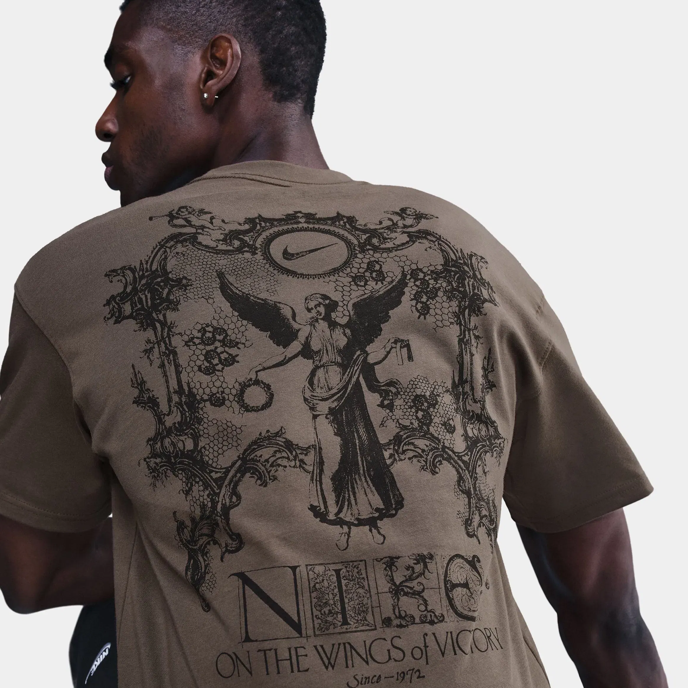Nike NSW Max 90 On The Wings Of Victory Mens Short Sleeve Shirt (Grey/Black)