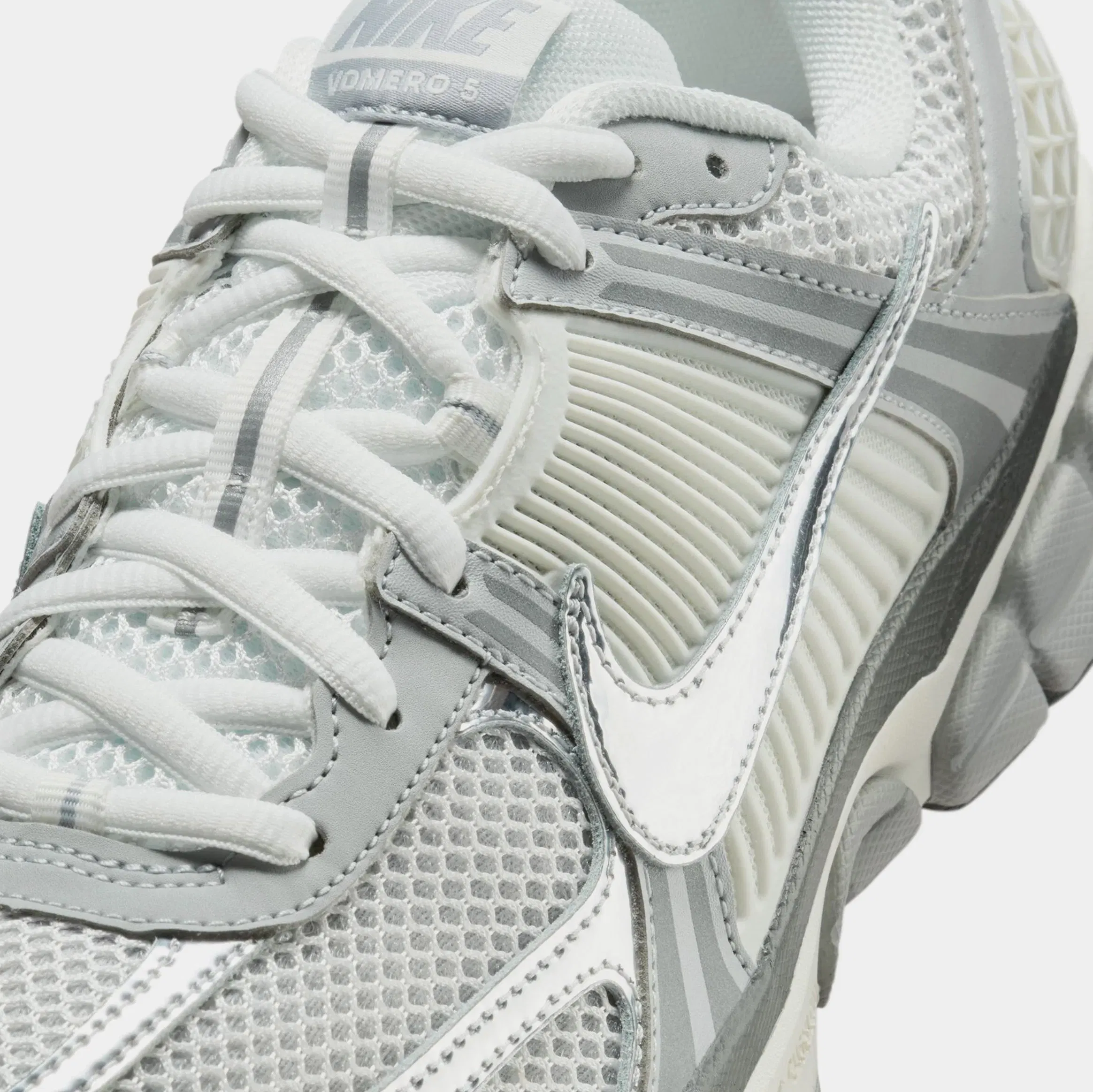 Nike Zoom Vomero 5 Mens Running Shoes (Summit White/Light Smoke Grey/Smoke Grey/Metallic Silver)