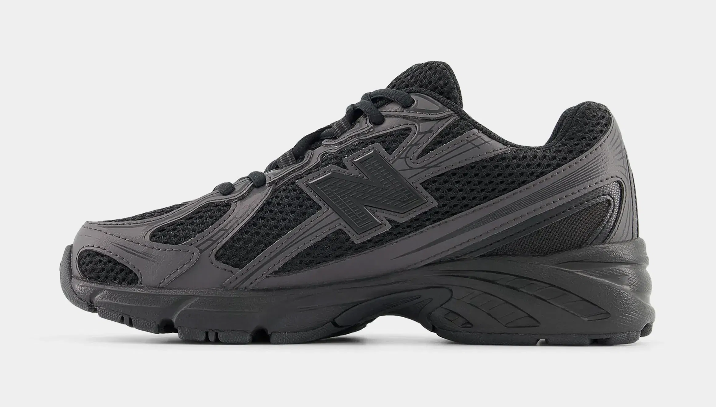 NEWBALANCE 740 Grade School Running Shoes (Black)