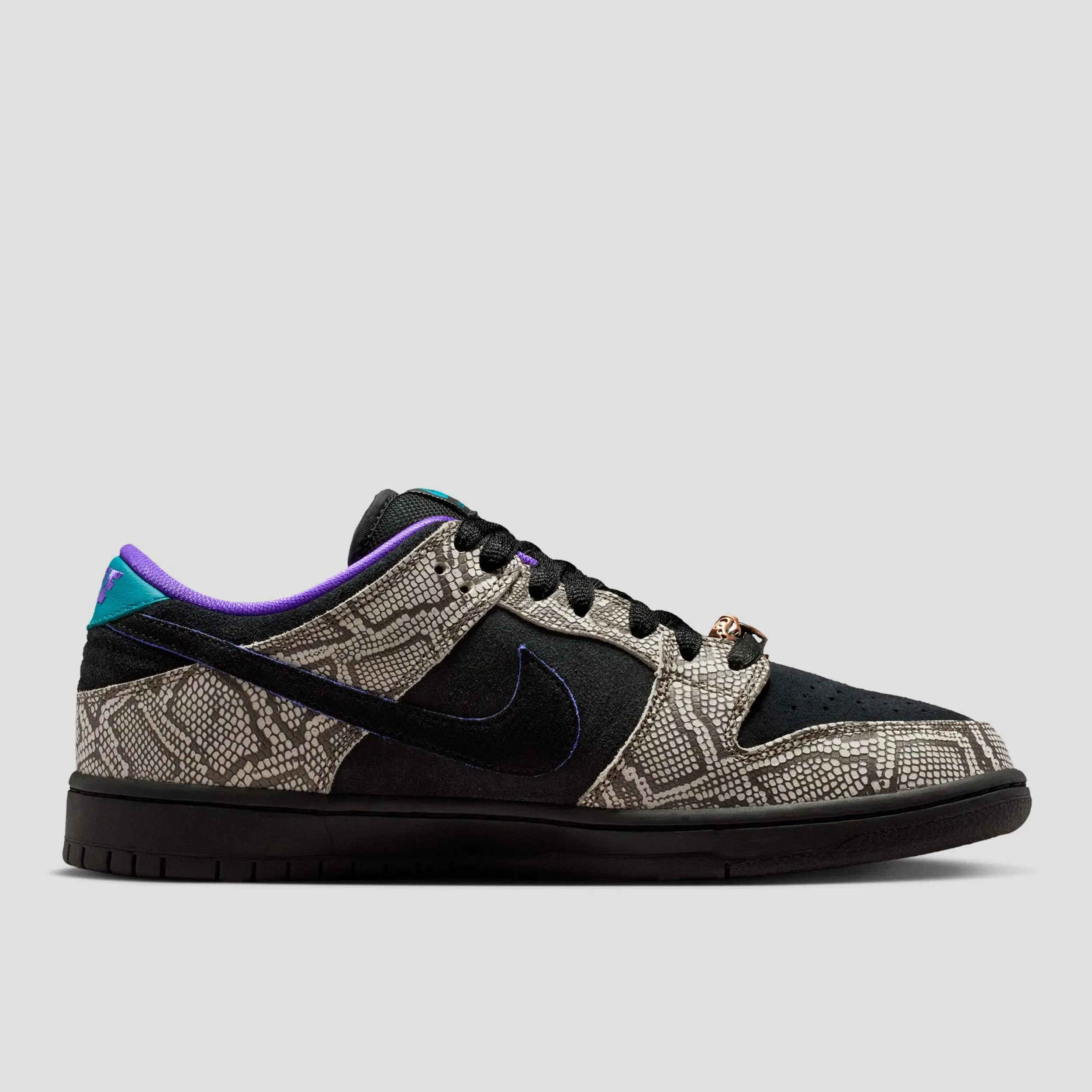 Nike SB Dunk Low Pro Skate Shoes String / Black / Bright Spruce / Fierce Purple