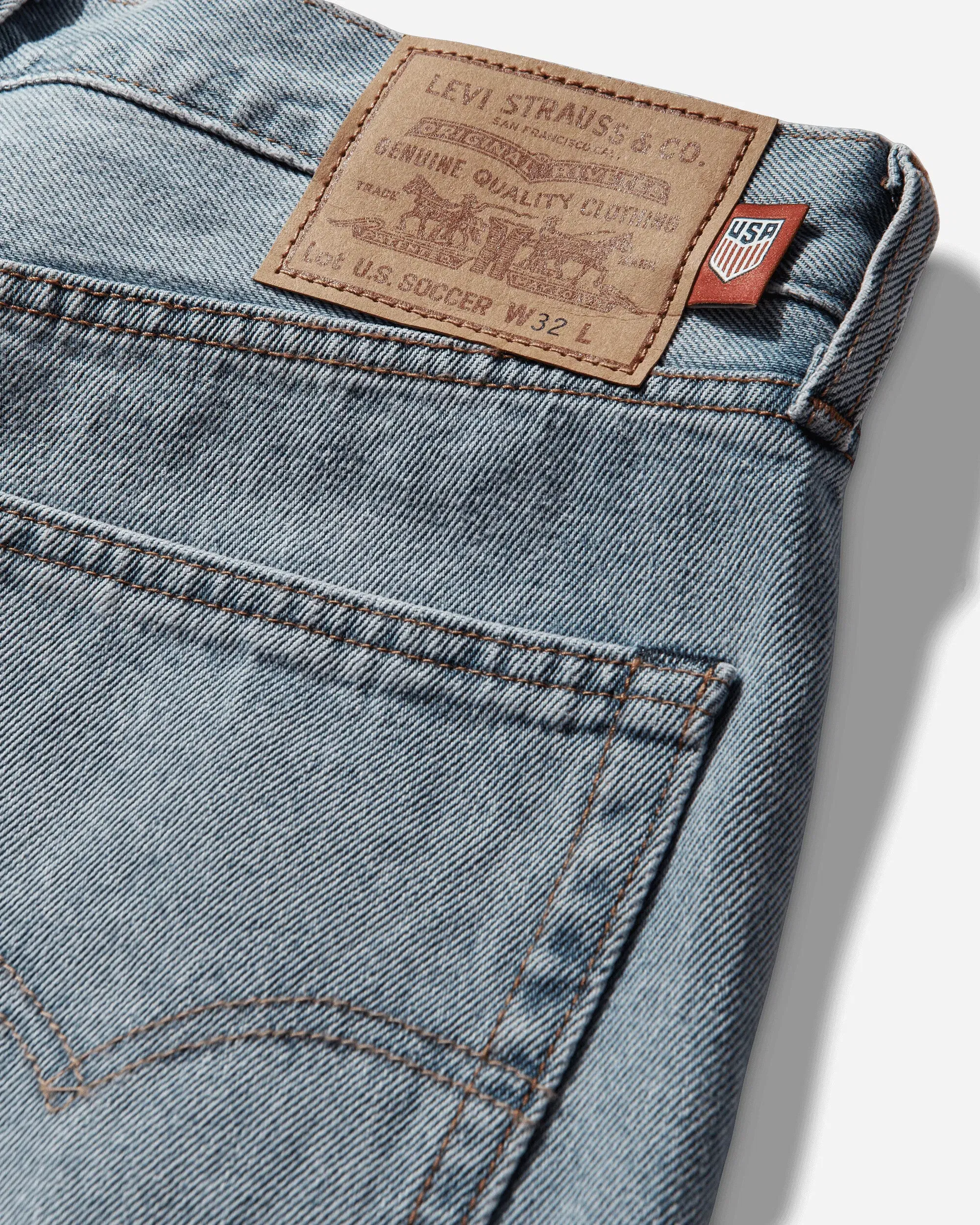 Levi's Men's U.S. Soccer 478 Baggy Shorts Light Wash