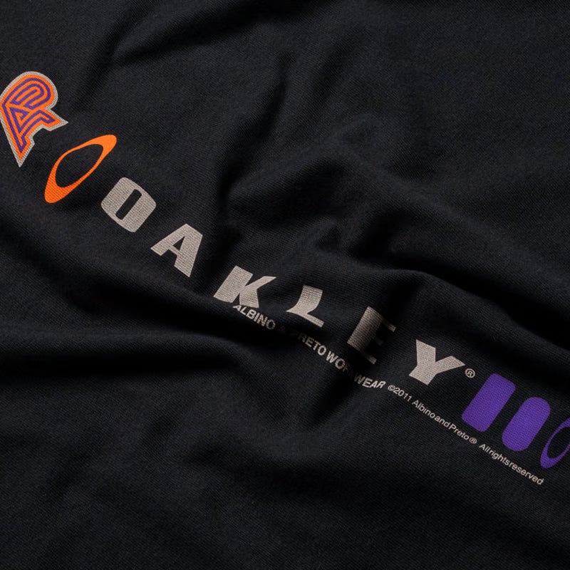 Oakley Albino & Preto x Oakley Vert Tee - Black