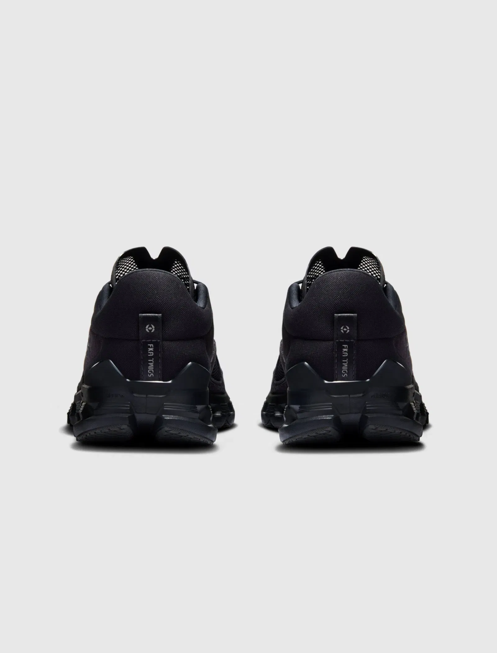 ON+ RUNNING SS25 CLOUD X FKA "BLACK"