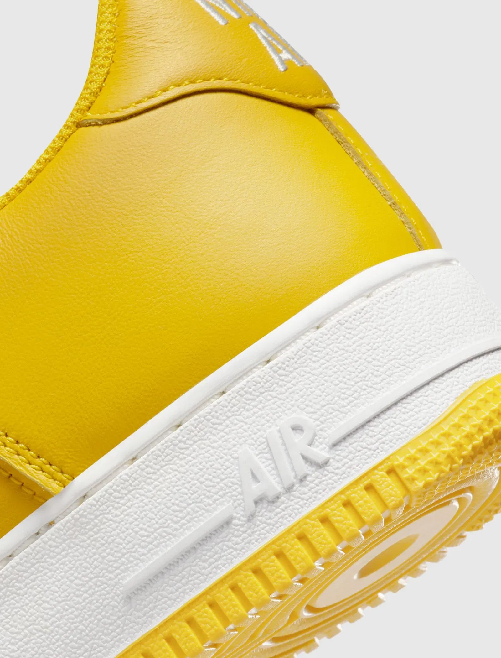 Nike AIR FORCE 1 LOW RETRO "YELLOW JEWEL"