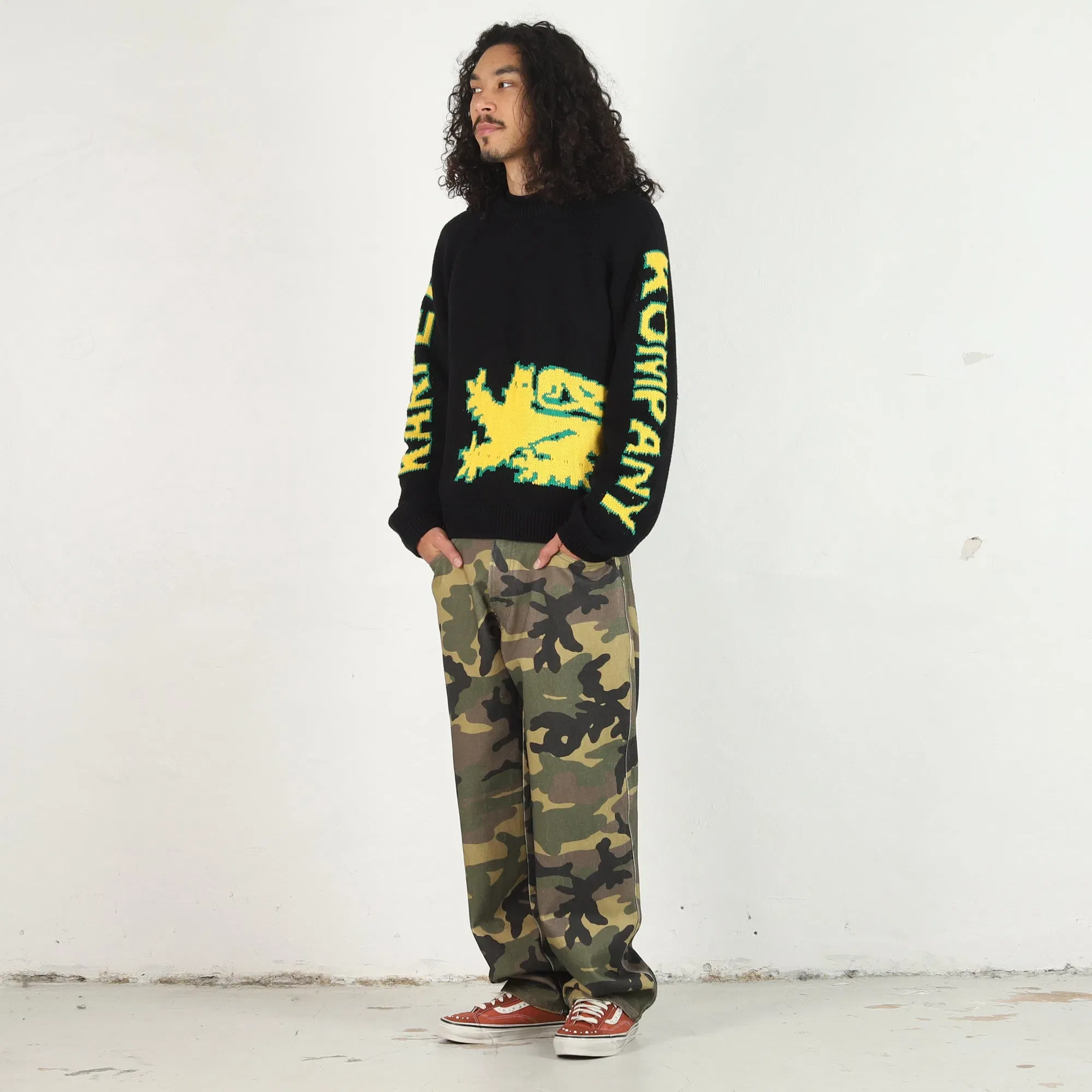 Carpet Lion Woven Sweater - Black
