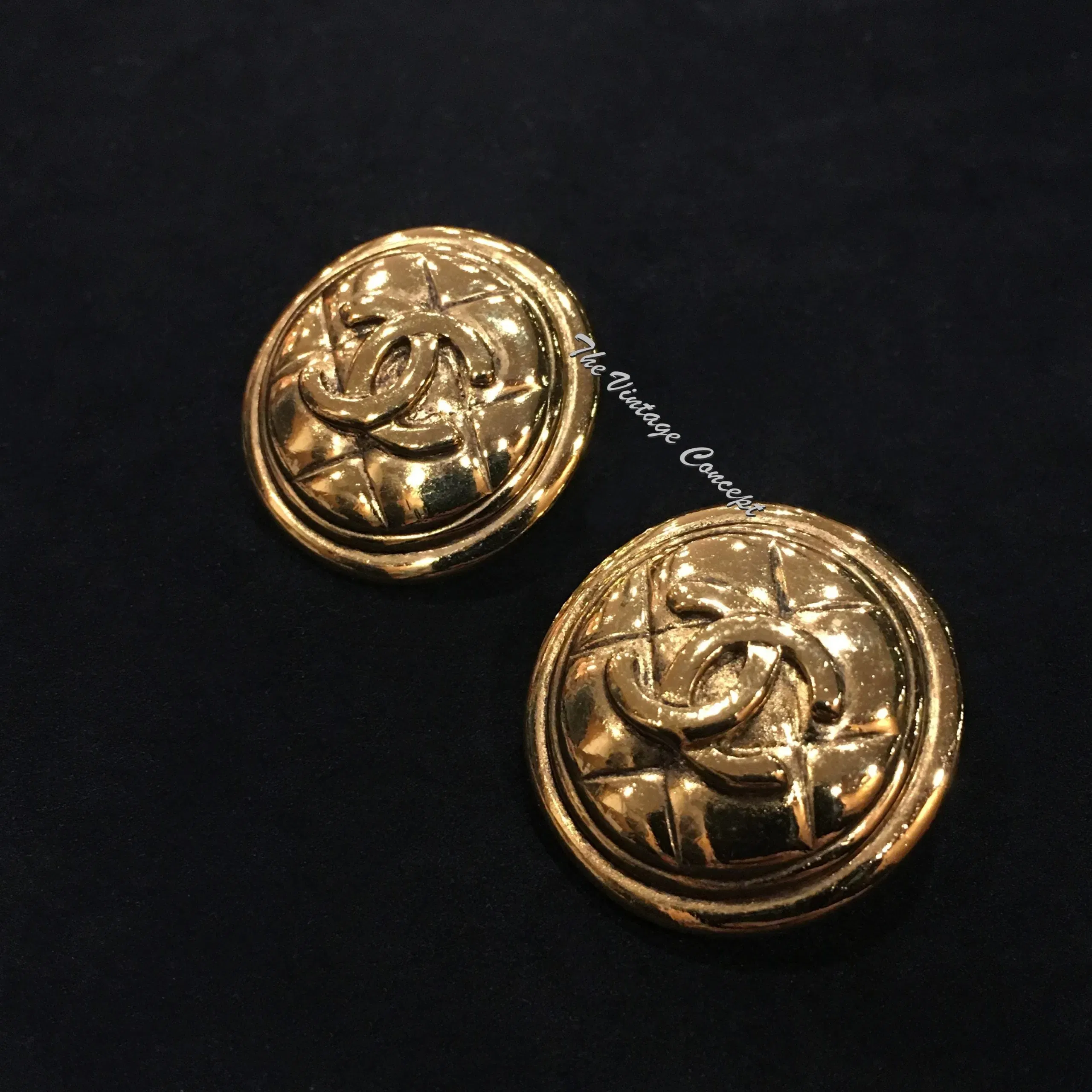 Chanel Gold Tone Round Shape w/ Logo Clip Earrings 80's