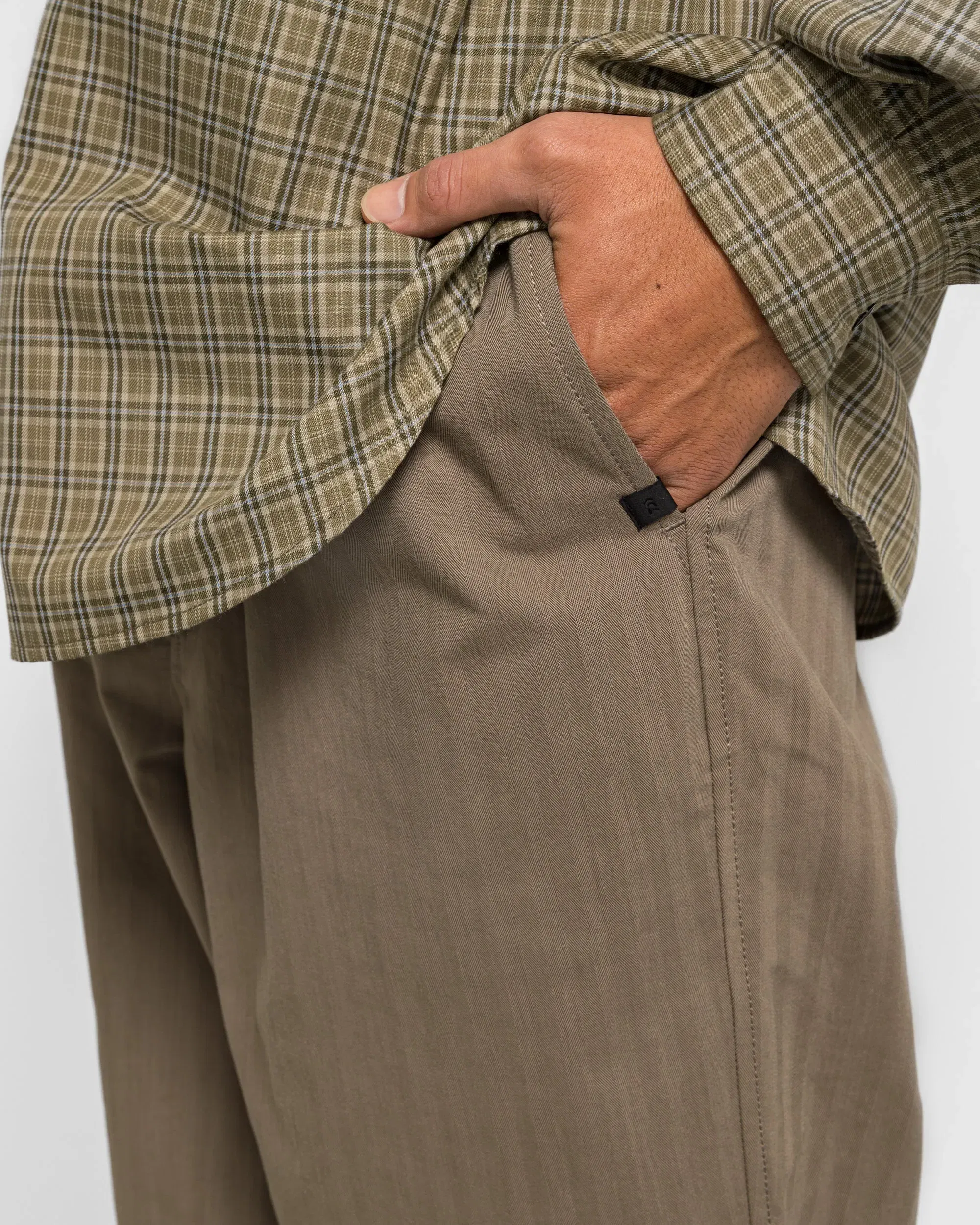 DAIWA PIER39 Tech Easy Trousers Herringbone - Sage Gray