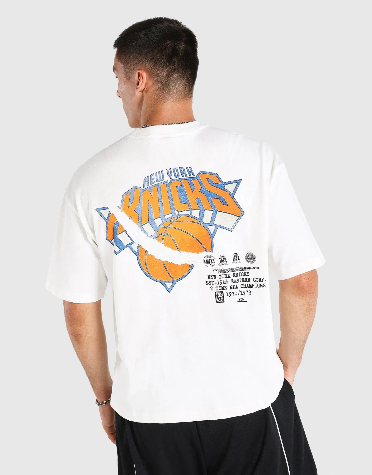 Mitchell & Ness New York Knicks Ripped Logo T-Shirt