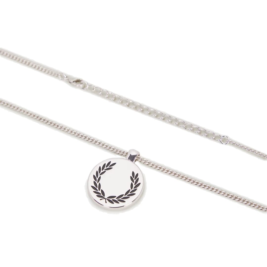 Fred Perry LAUREL WREATH PENDANT NECKLACE METALLIC SILVER