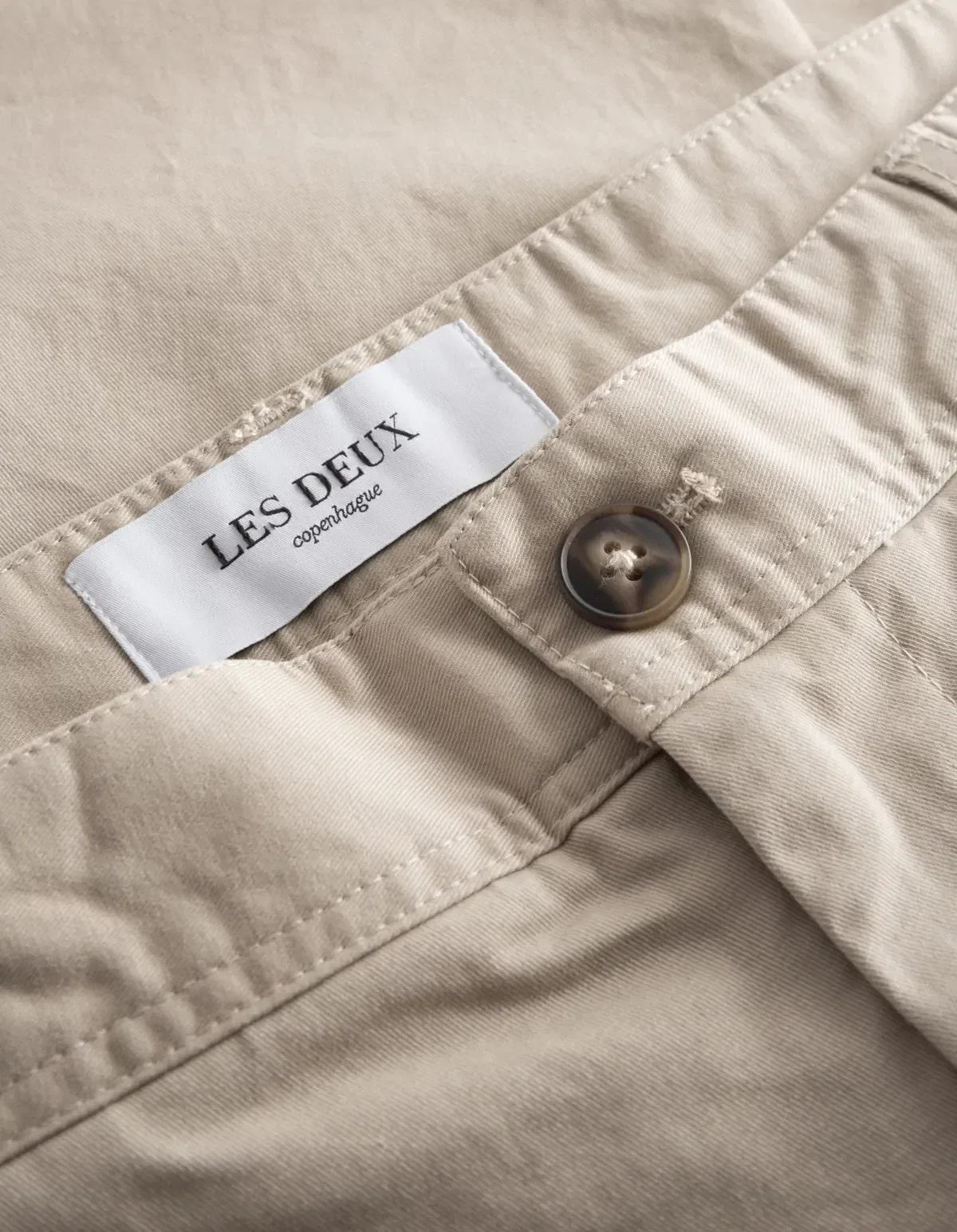 Les Deux Jared Twill Chino Pants - Dark Sand