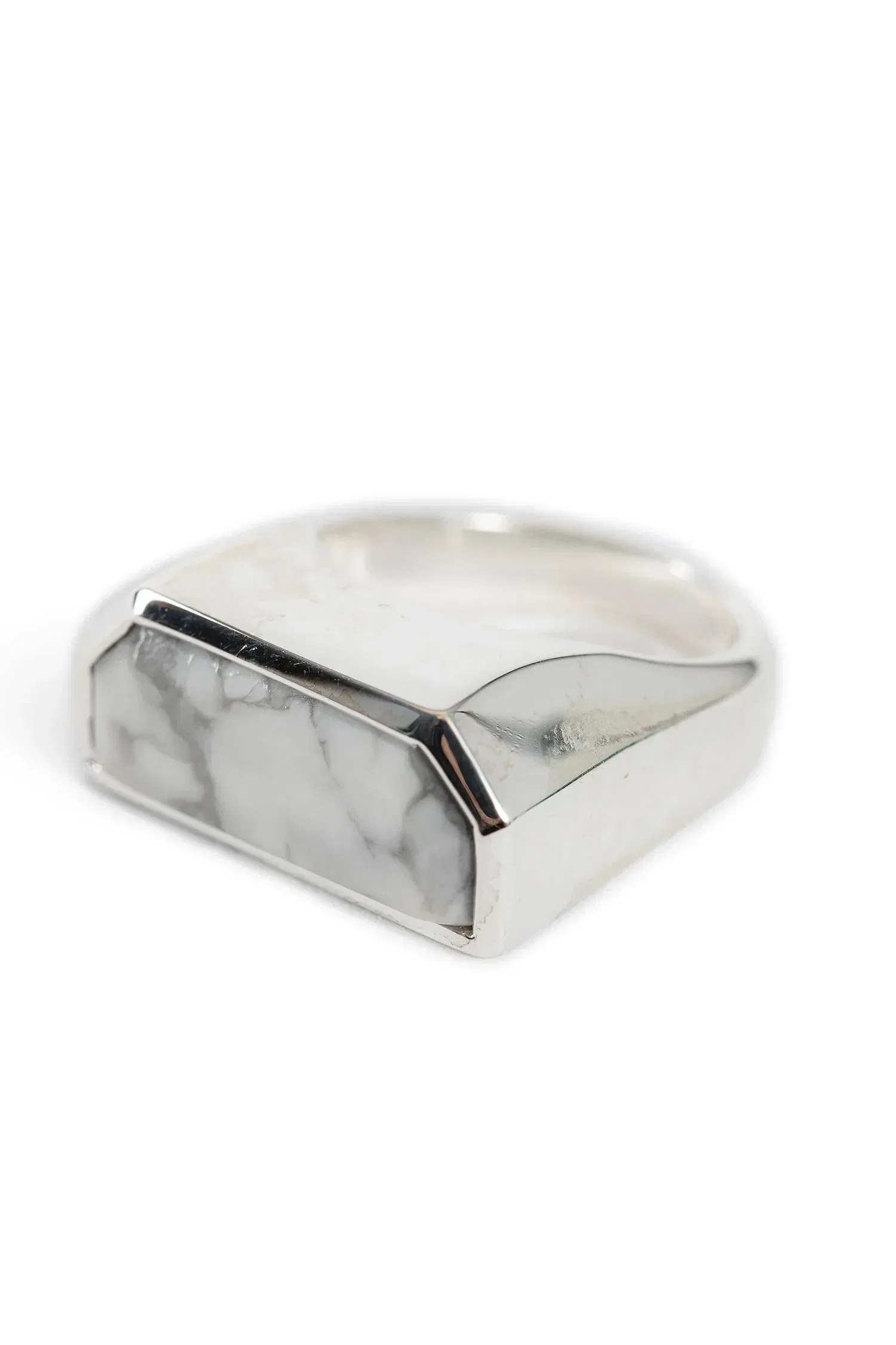 SUOT STUDIO Silver Half Cut Howlite Ring