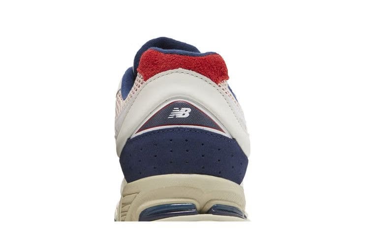 New Balance 2002R Pouch - Navy Red