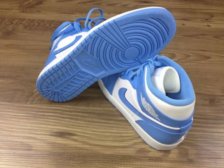 Jordan 1 Mid UNC 2022 W
