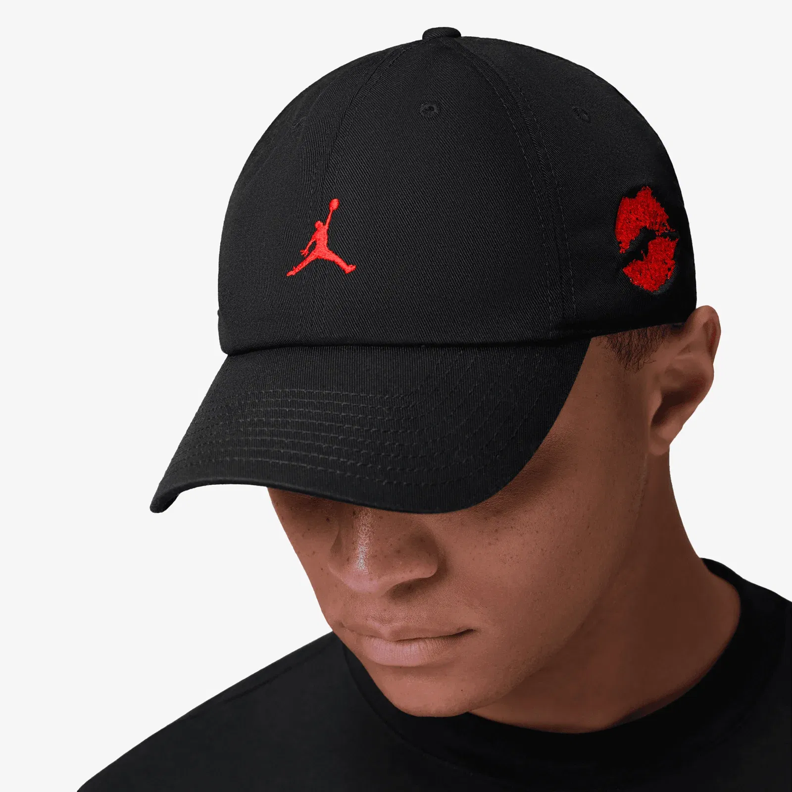 Jordan CLUB UNSTRUCTURED CAP { BLACK/ CHILE RED