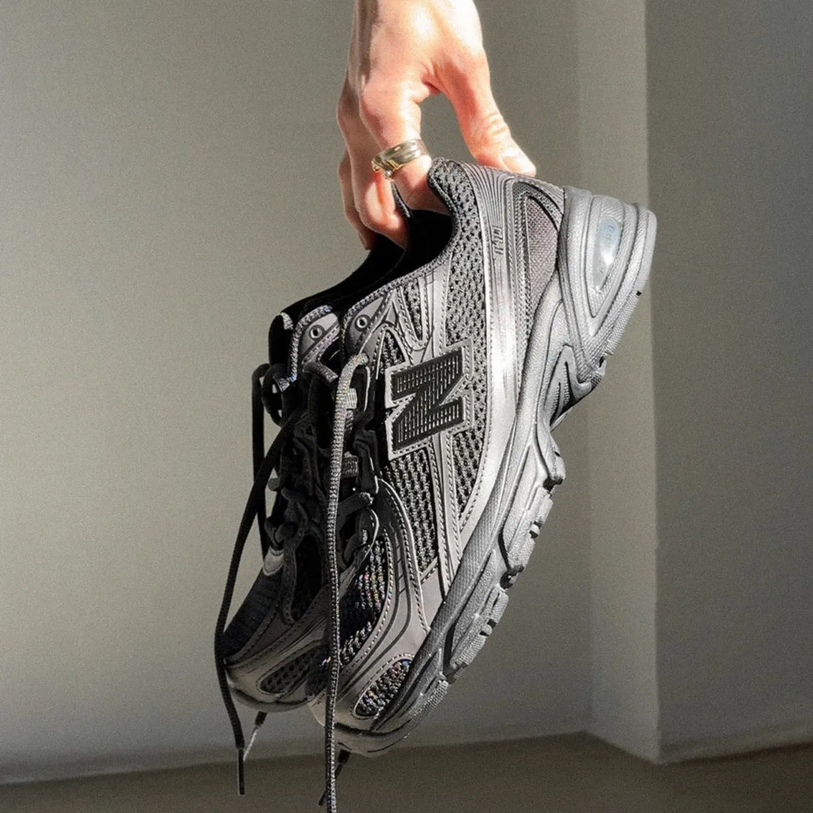 New Balance 740 { BLACK/BLACK CEMENT