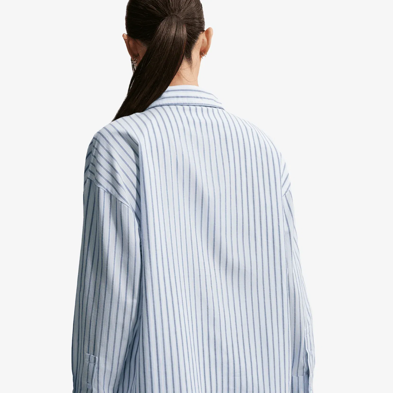 NIKE SPORTSWEAR CHILL POPLIN OVERSIZED WOVEN LONG-SLEEVE STRIPED { MYSTIC NAVY/HYDROGEN BLUE/SUMMIT WHITE