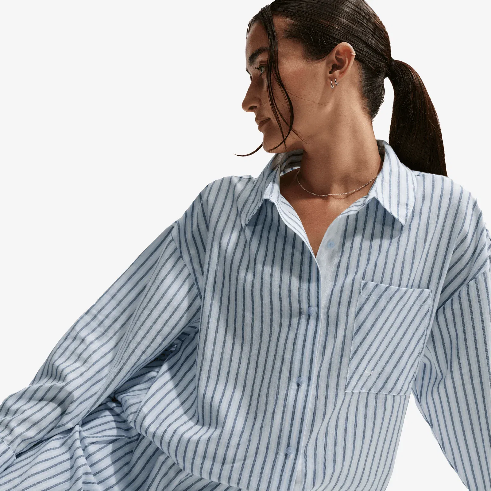 NIKE SPORTSWEAR CHILL POPLIN OVERSIZED WOVEN LONG-SLEEVE STRIPED { MYSTIC NAVY/HYDROGEN BLUE/SUMMIT WHITE