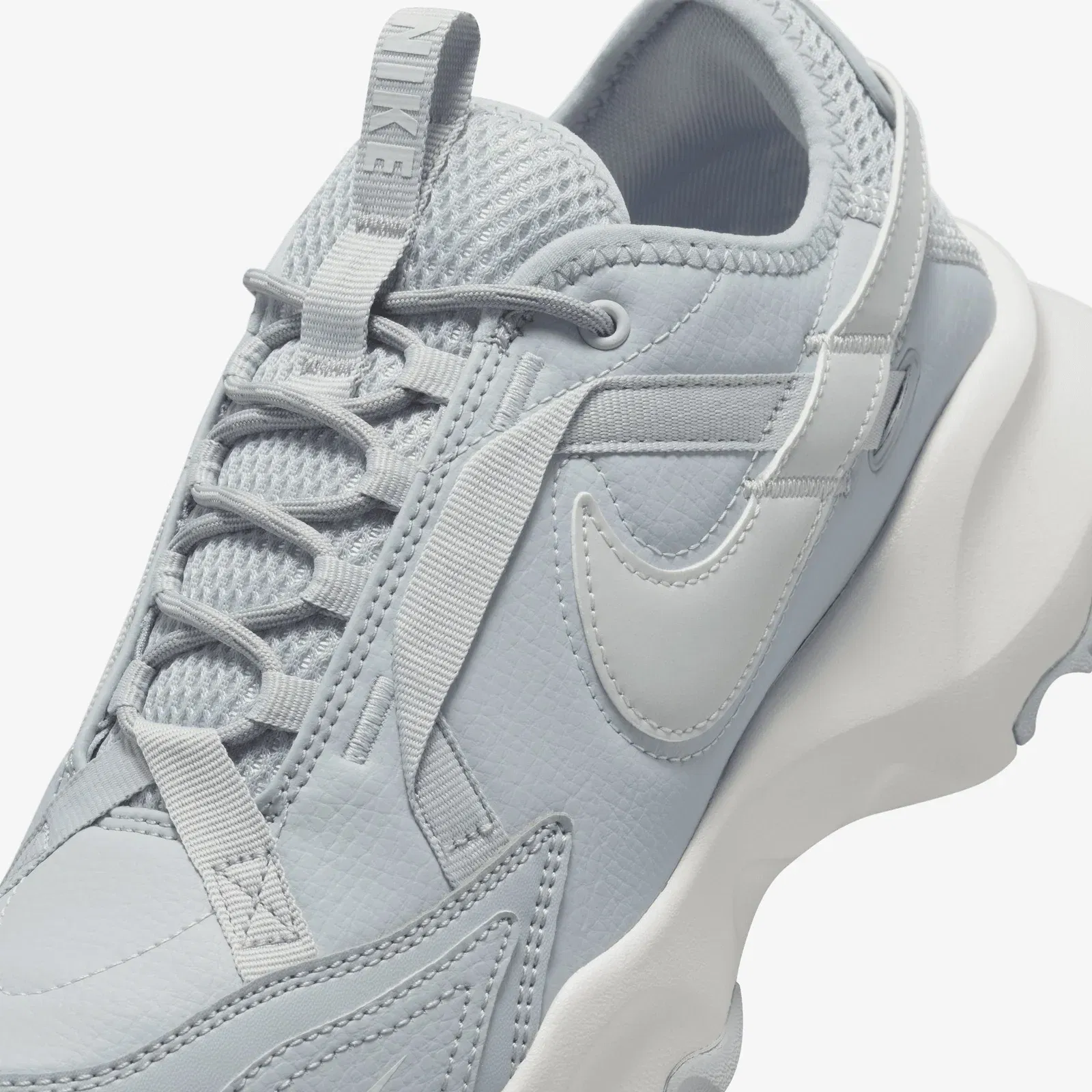 NIKE TC 7900 { WOLF GREY/MTLC PLATINUM-PHOTON DUST