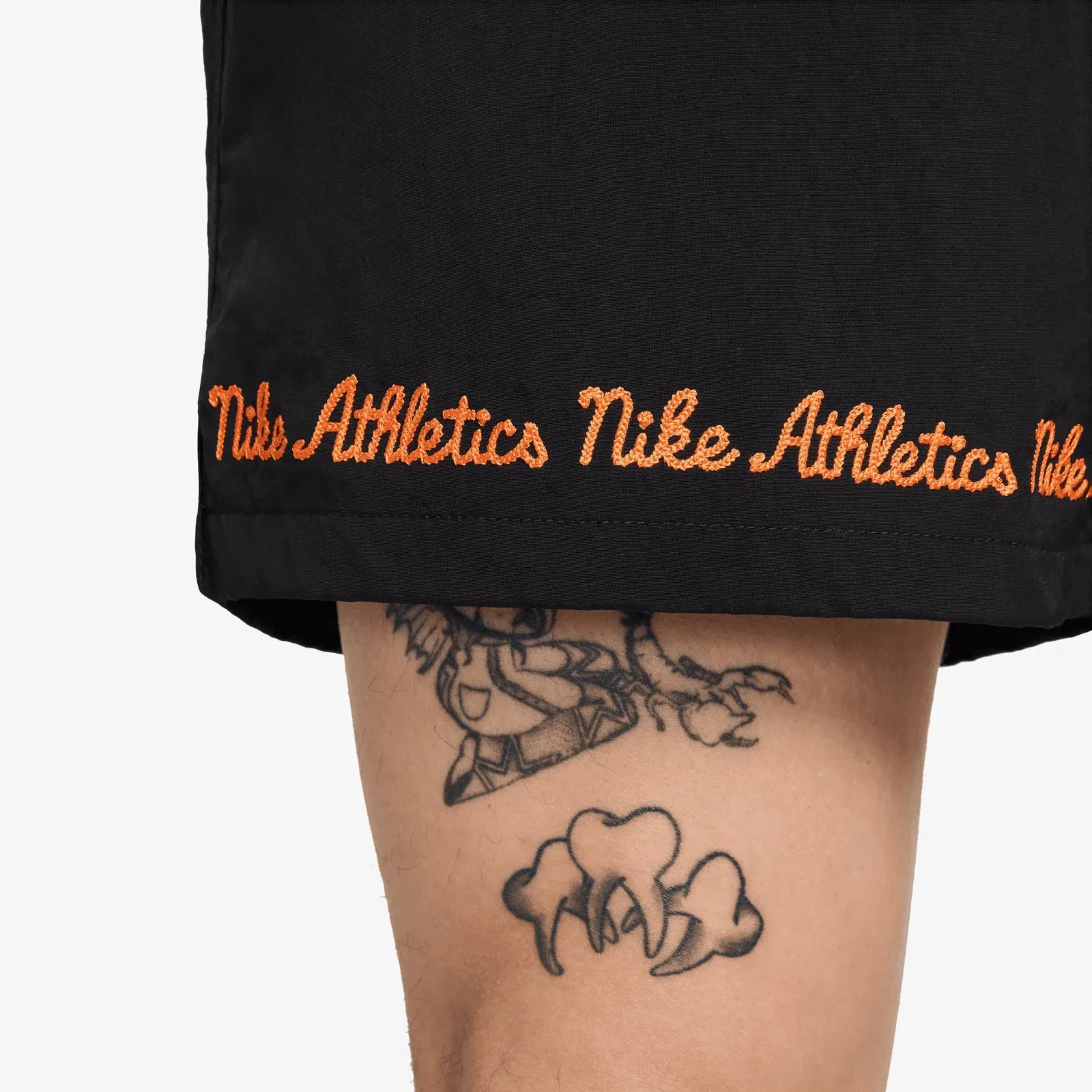Nike CLUB FLEECE FLOW SHORTS { BLACK/WHITE