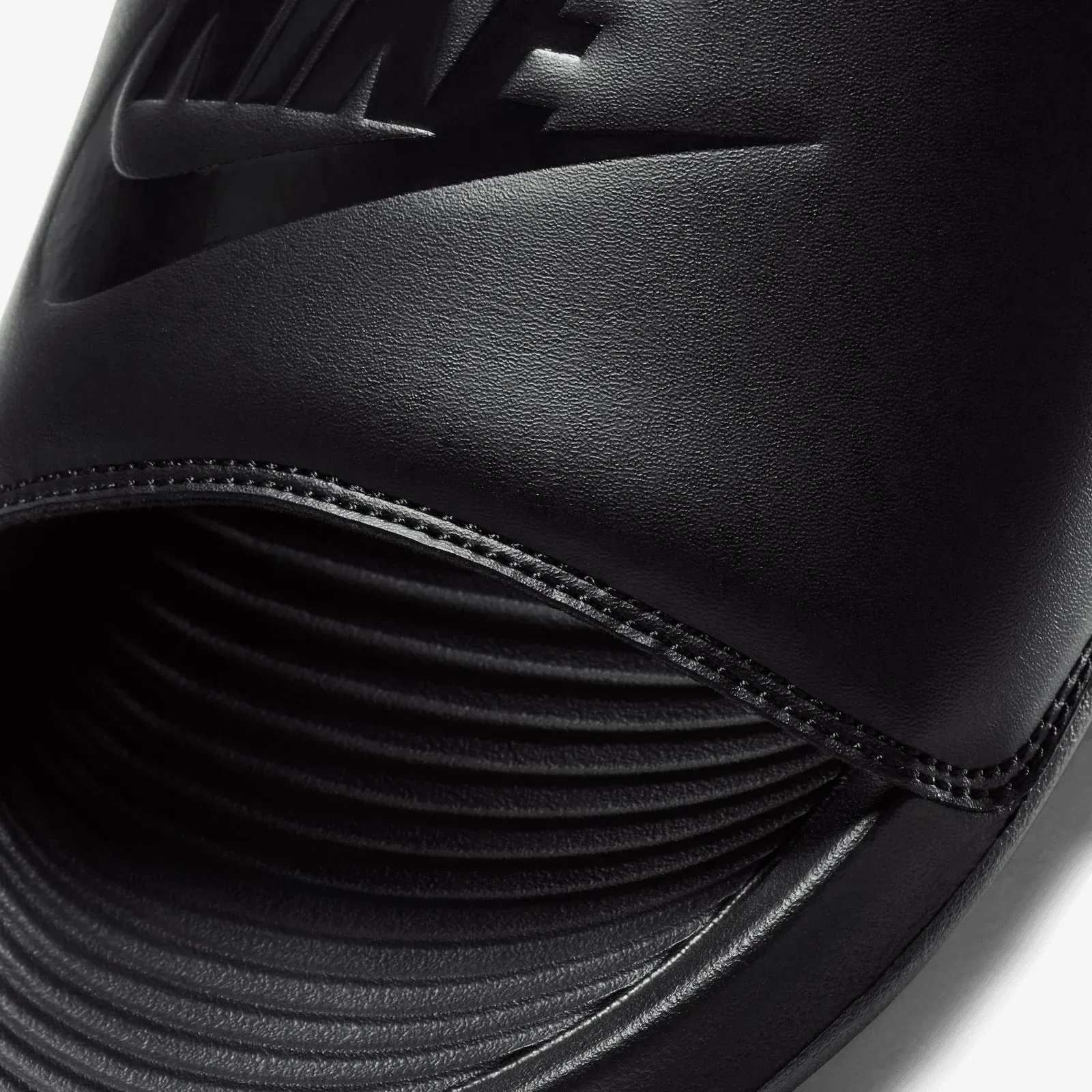 NIKE VICTORI ONE { BLACK/BLACK-BLACK