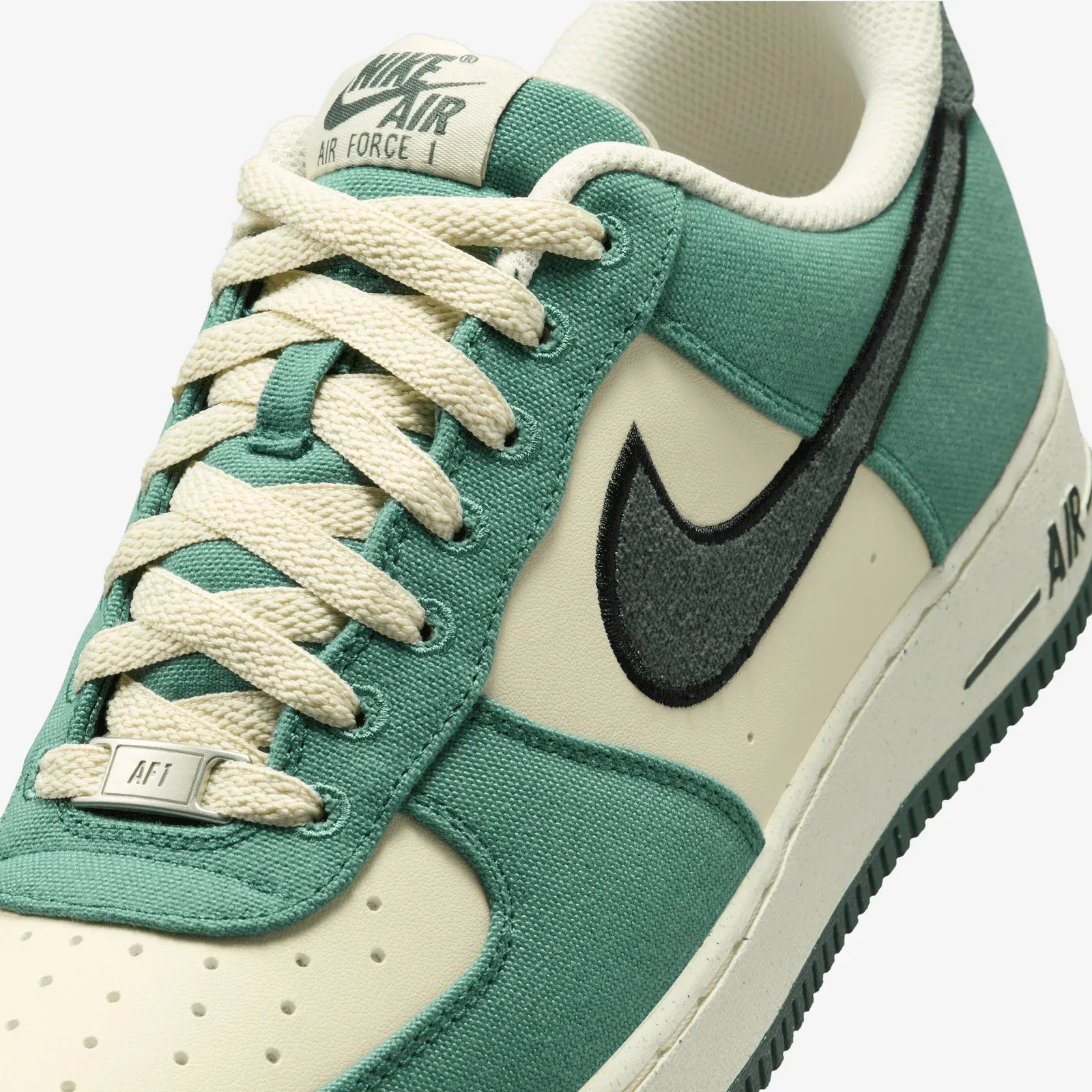 NIKE AIR FORCE 1'07 LV8 { COCONUT MILK/VINTAGE GREEN-BICOASTAL