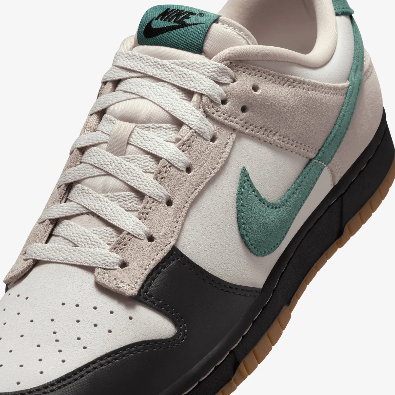 NIKE DUNK LOW { LT OREWOOD BRN/BICOASTAL-CREAM II-BLACK