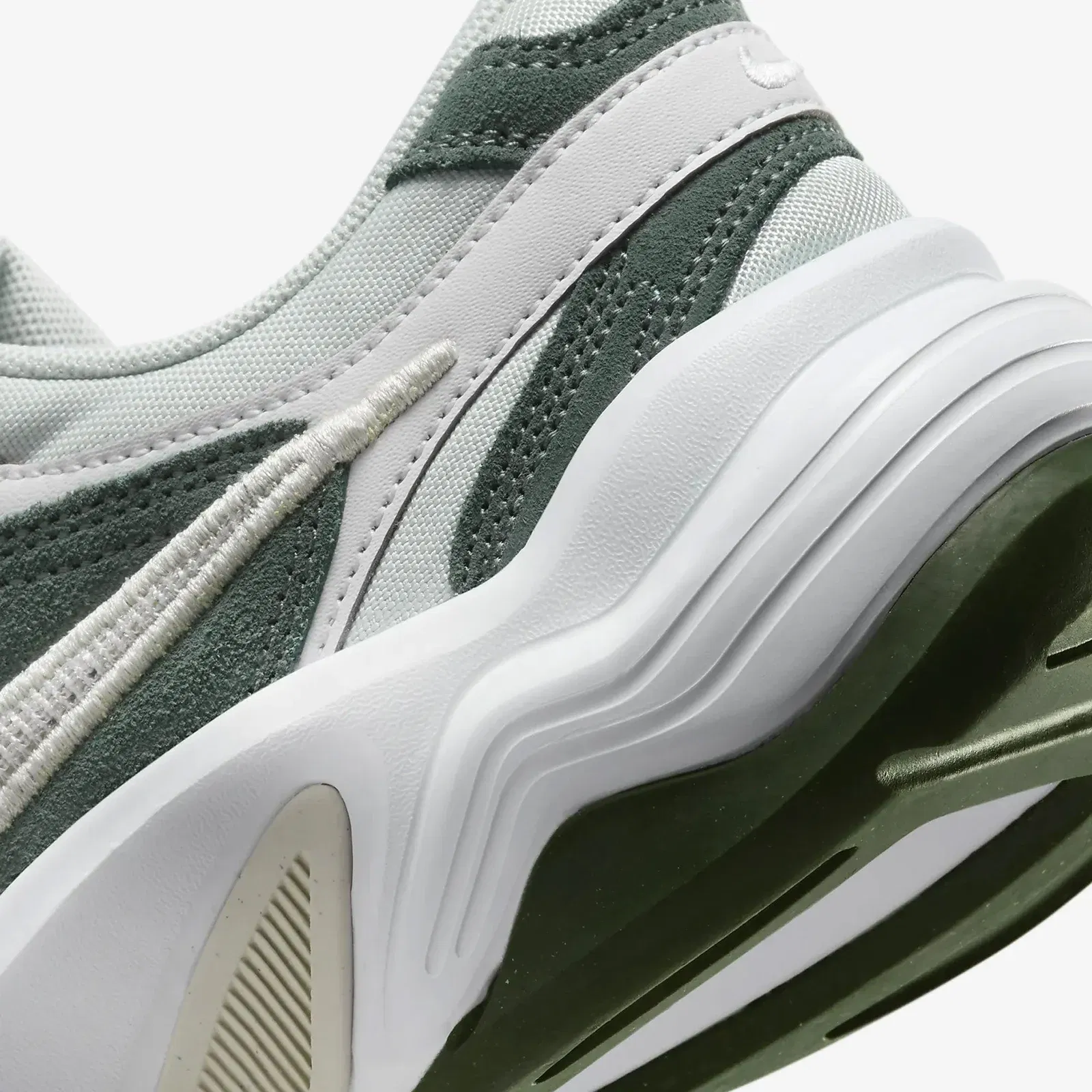 Nike AL8 { VINTAGE GREEN/SPRING GREEN-CARBON GREEN