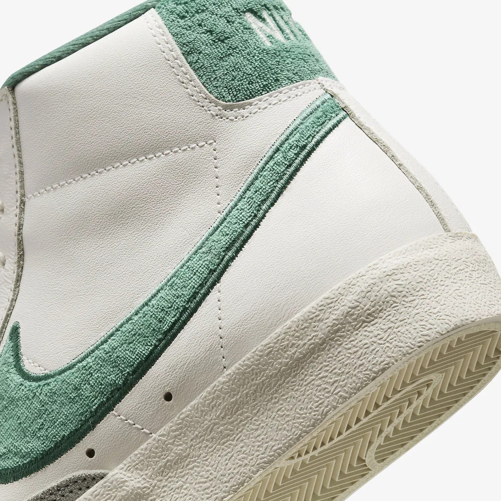 Nike BLAZER MID '77 PREMIUM { SUMMIT WHITE/BICOASTAL-PHANTOM