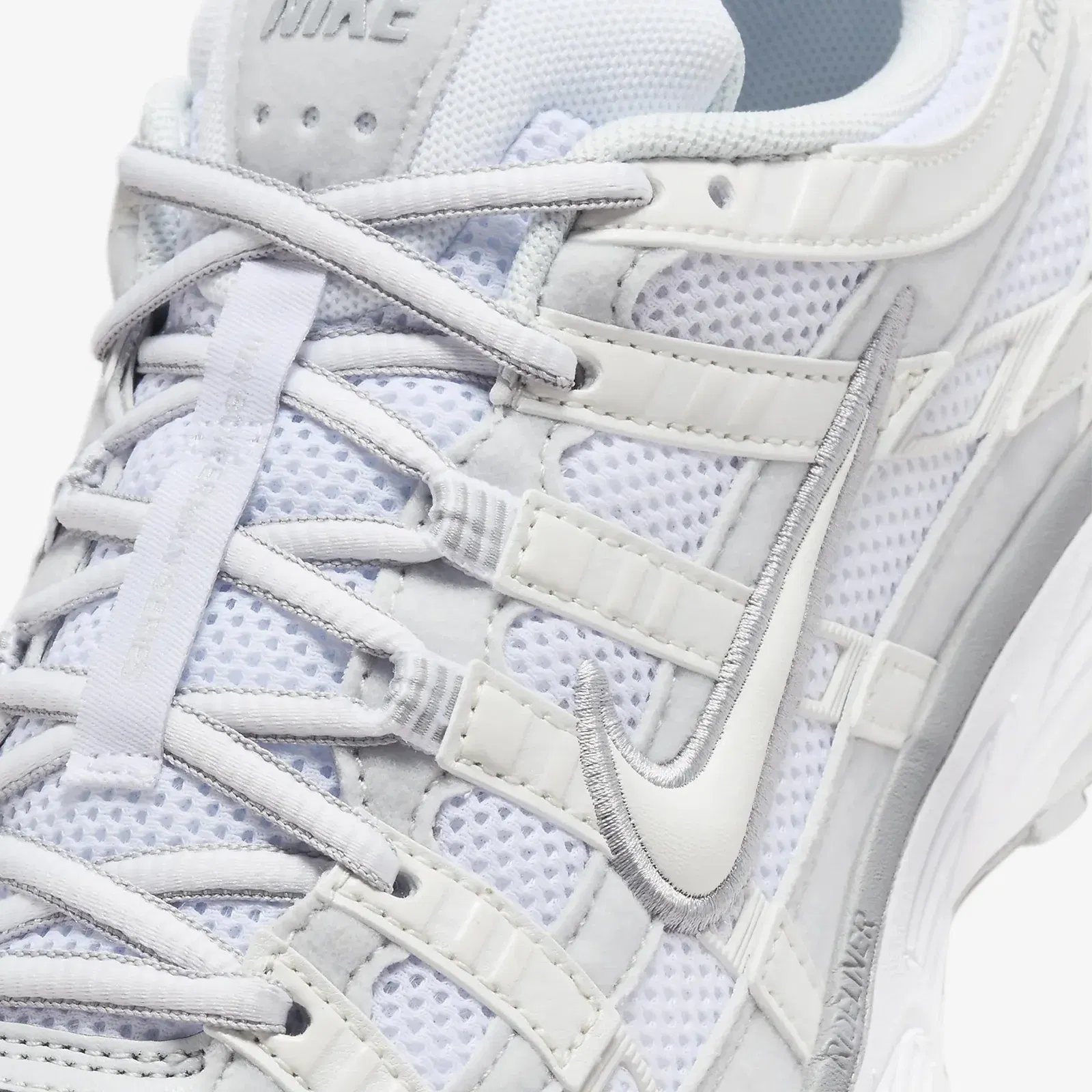 Nike P-6000 { MTLC SUMMIT WHT/WHITE-PURE PLATINUM