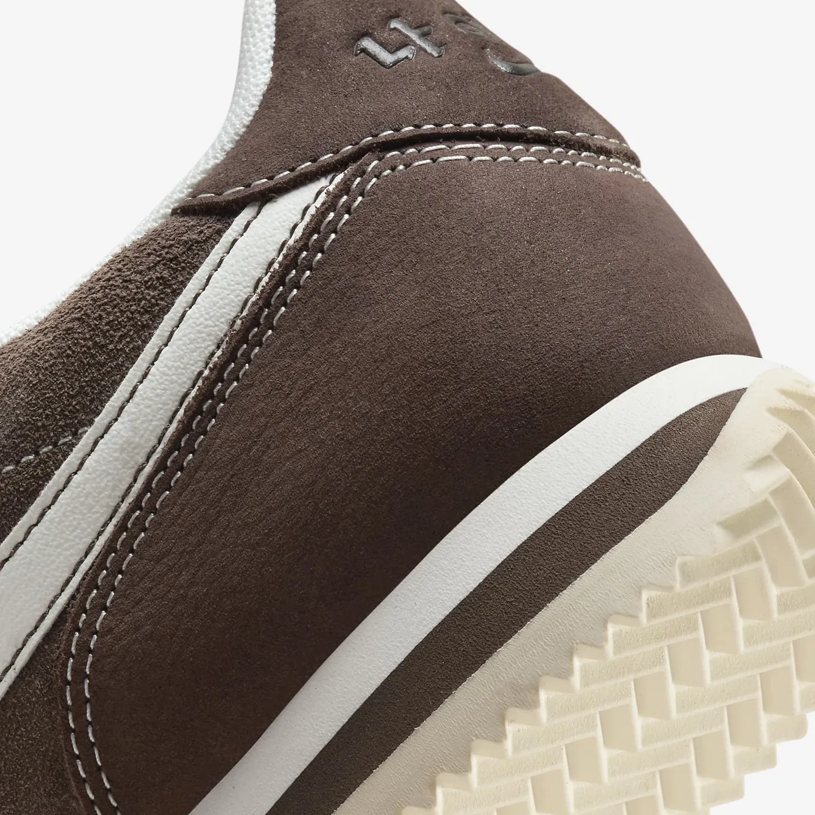 Nike CORTEZ SE { BAROQUE BROWN/SAIL-COCONUT MILK