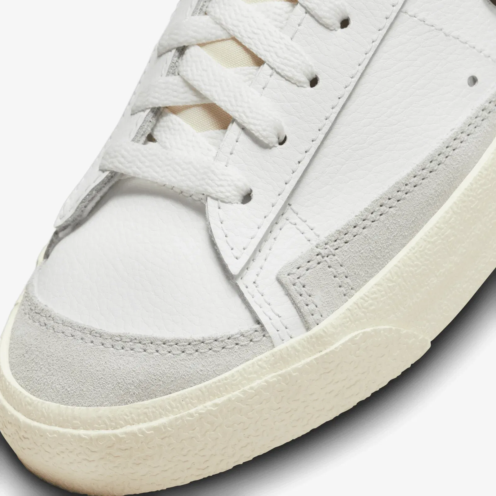 Nike BLAZER LOW '77 SE REMIX { SUMMIT WHITE/LIGHT SILVER-BLACK