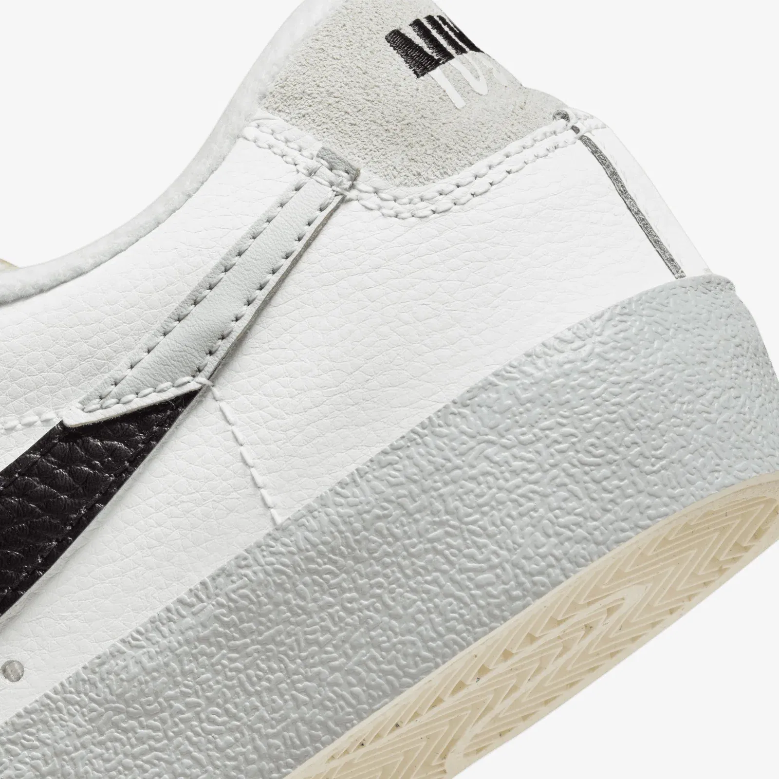 Nike BLAZER LOW '77 SE REMIX { SUMMIT WHITE/LIGHT SILVER-BLACK
