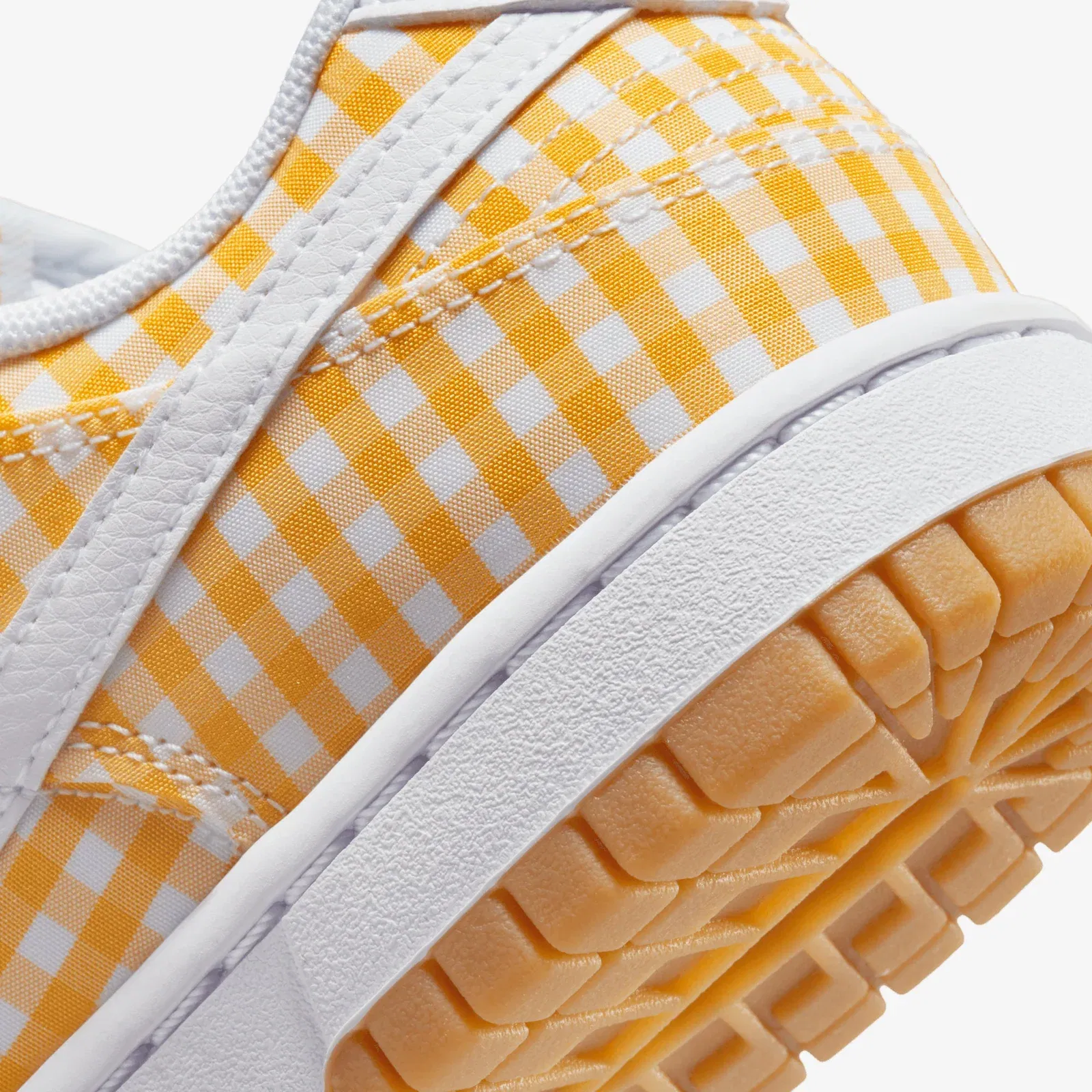 Nike DUNK LOW { VIVID SULFUR/WHITE-GUM LIGHT BROWN