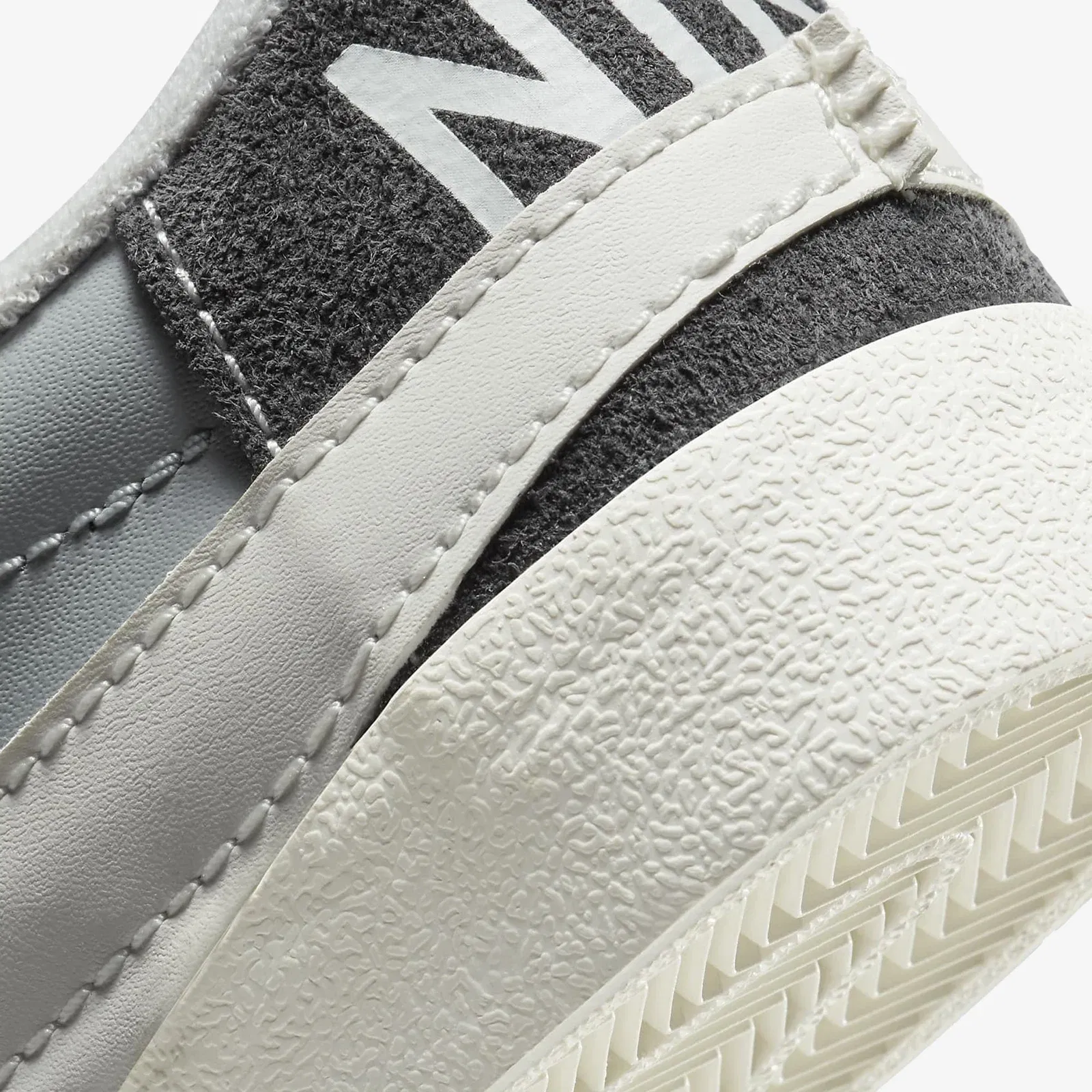 Nike BLAZER LOW '77 JUMBO SE { LT SMOKE GREY/SAIL-PHOTON DUST