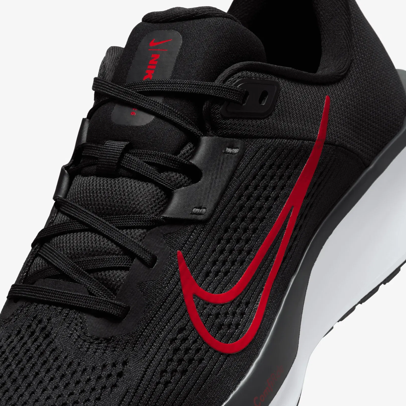 Nike QUEST 6 { BLACK/UNIVERSITY RED-WHITE