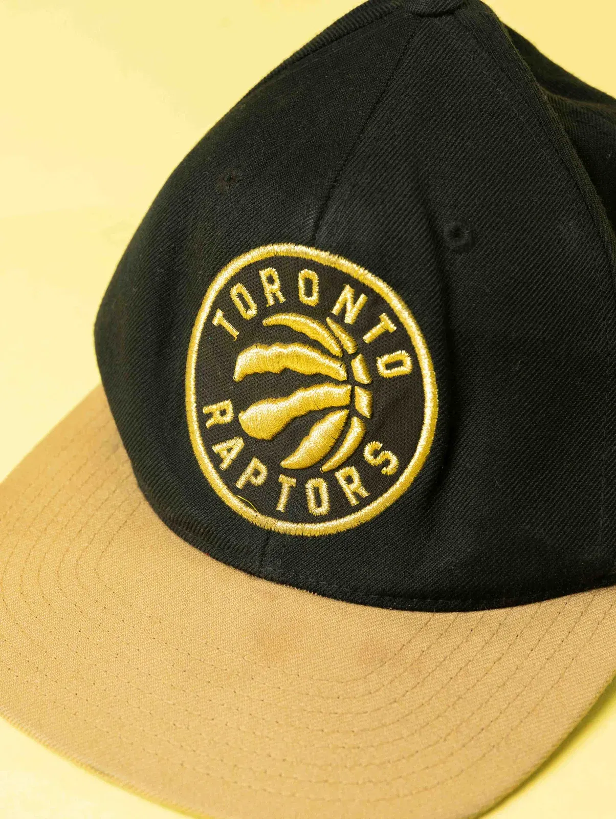 Mitchell & Ness Toronto Raptors NBA Champions Spell out snapback - Black & Gold (One Size)