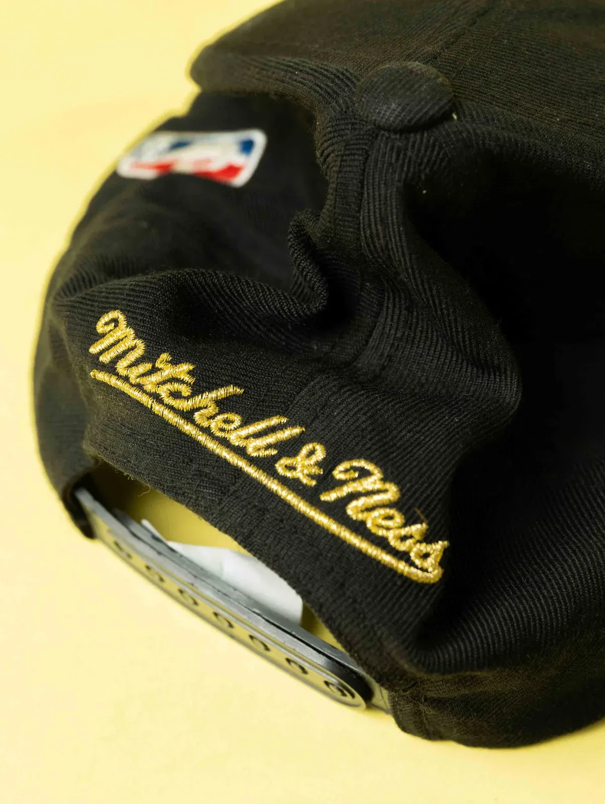 Mitchell & Ness Toronto Raptors NBA Champions Spell out snapback - Black & Gold (One Size)