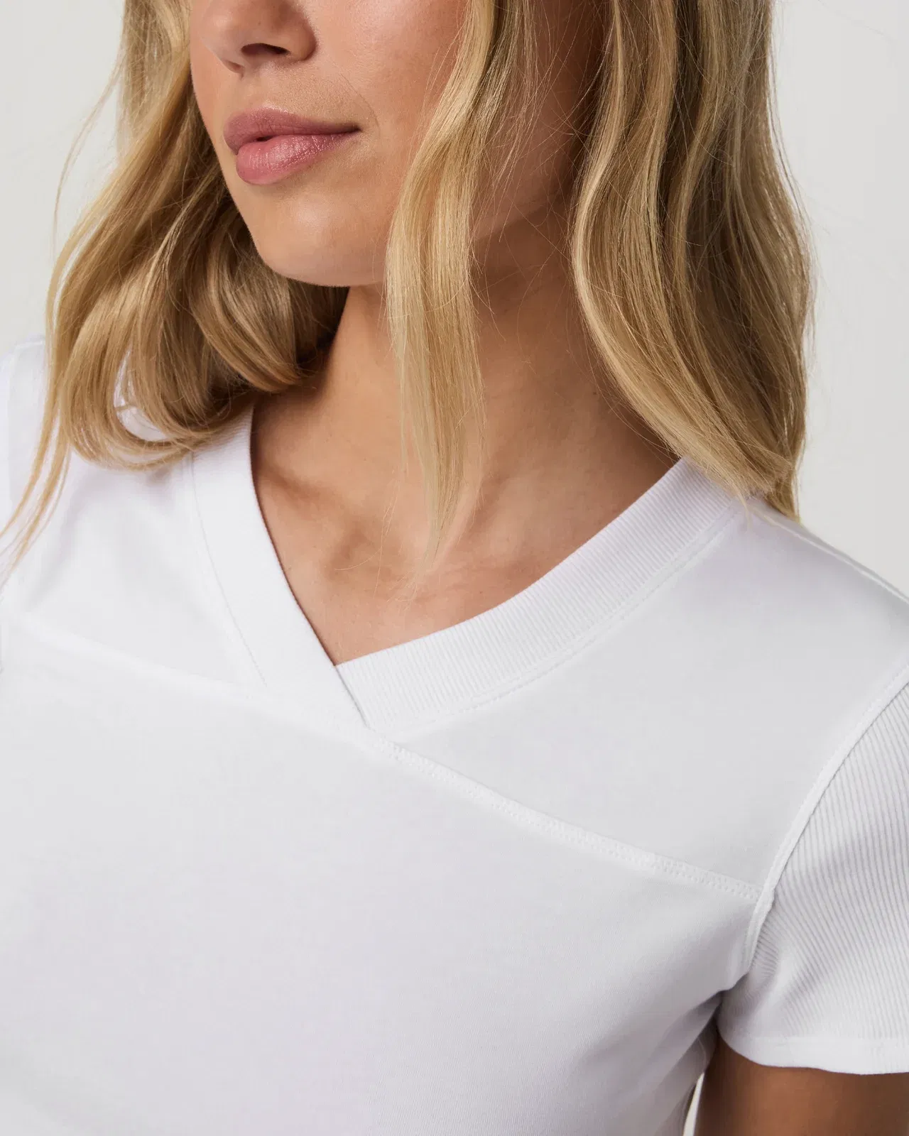 Vuori Short Sleeve Tuvalu Double V Neck - Black