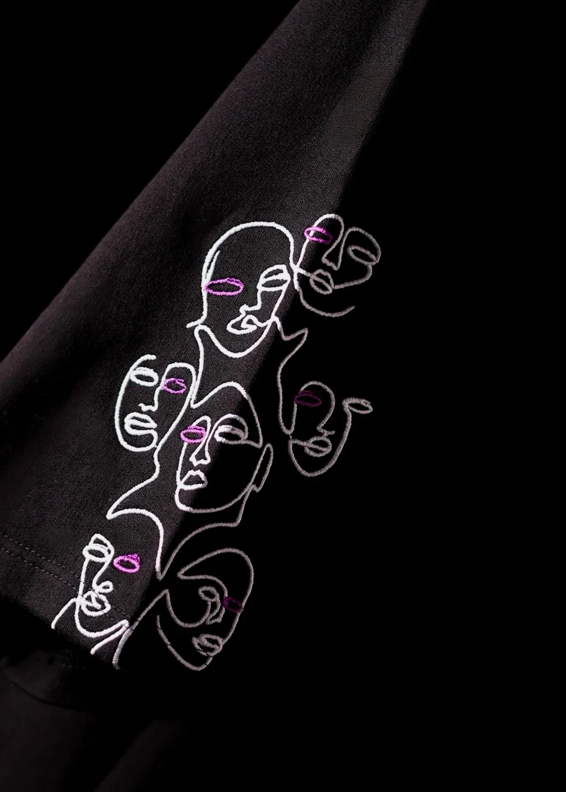 BLACK ‘VOID FACES’ .TEE