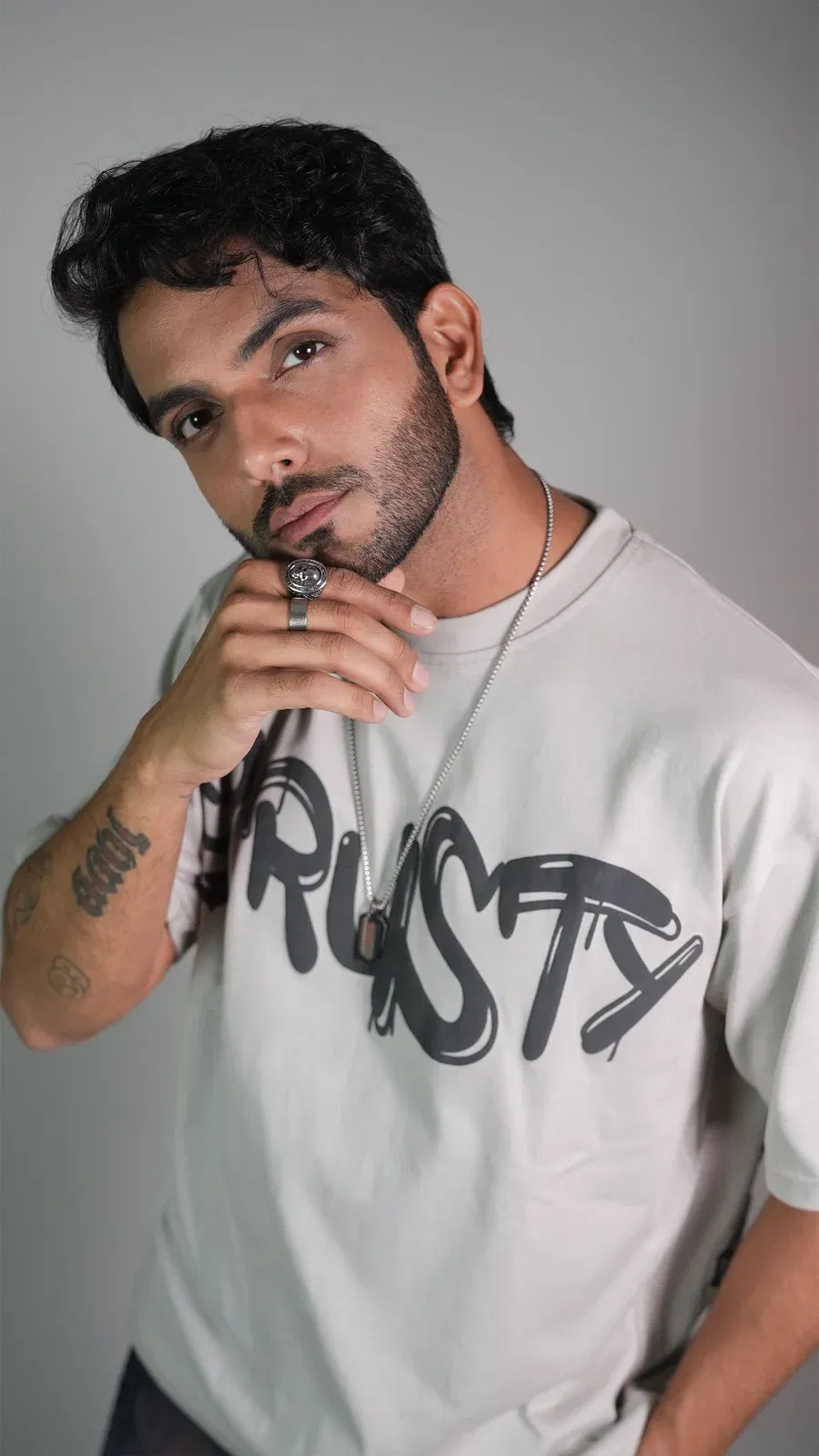 RUST GRAFFITI GREY MEN’S OVERSIZED T-SHIRT