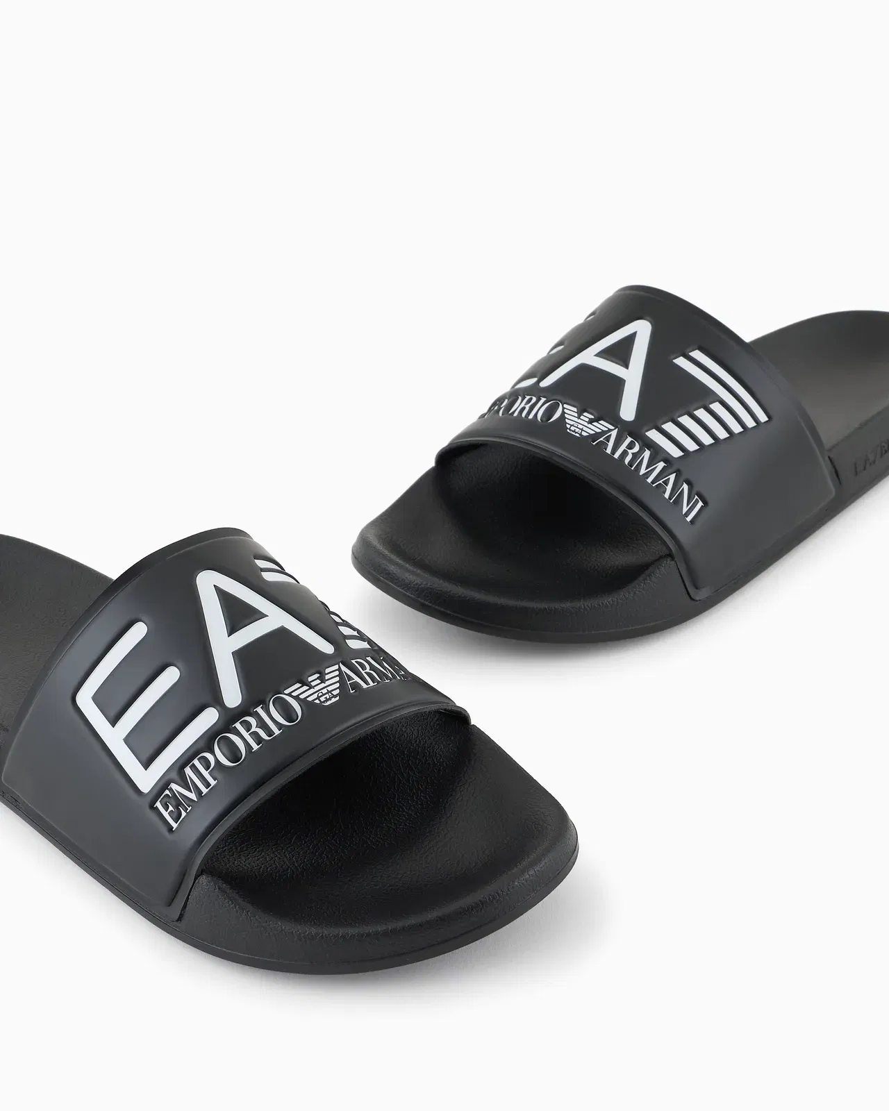 EA7 Logo slides with a wide band and anti-slip rubber soles