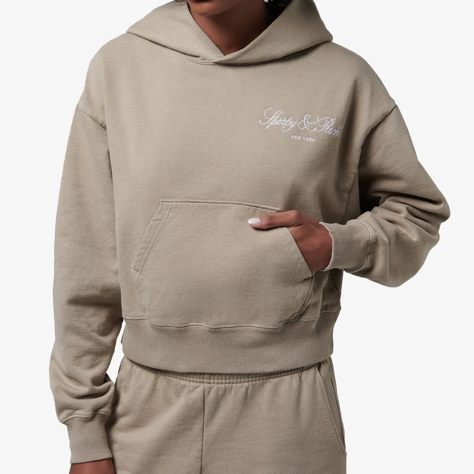 SPORTY & RICH VENDOME SCRIPT EMBROIDERED CROPPED HOODIE { BEIGE